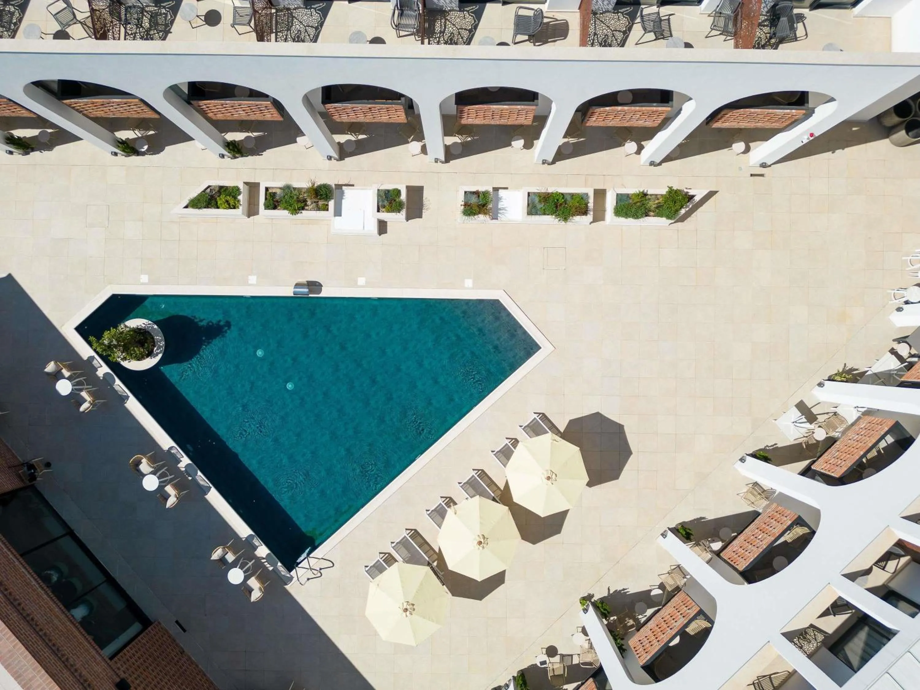 Pool view in Mercure Conacul Cozieni