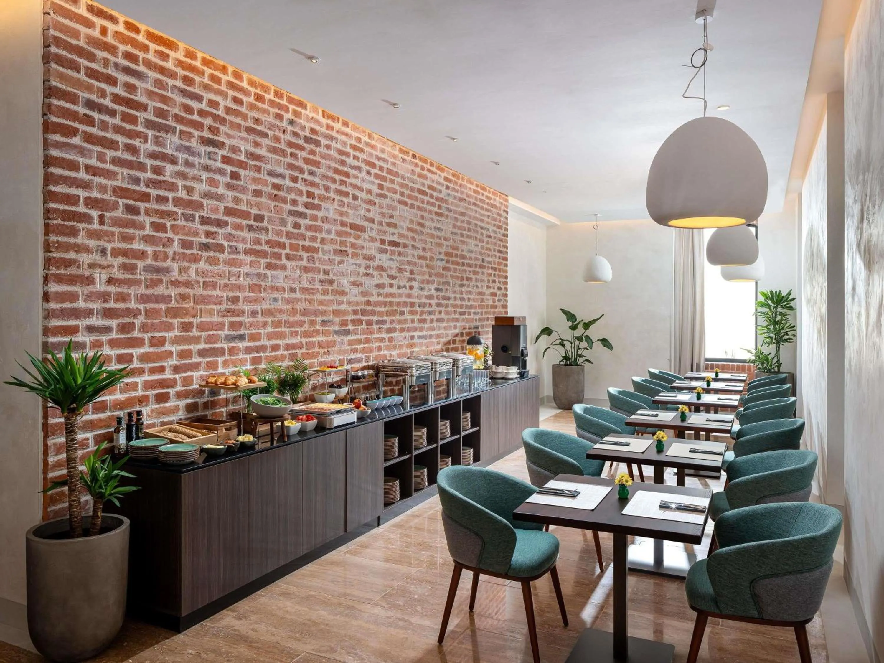 Restaurant/places to eat in Mercure Conacul Cozieni