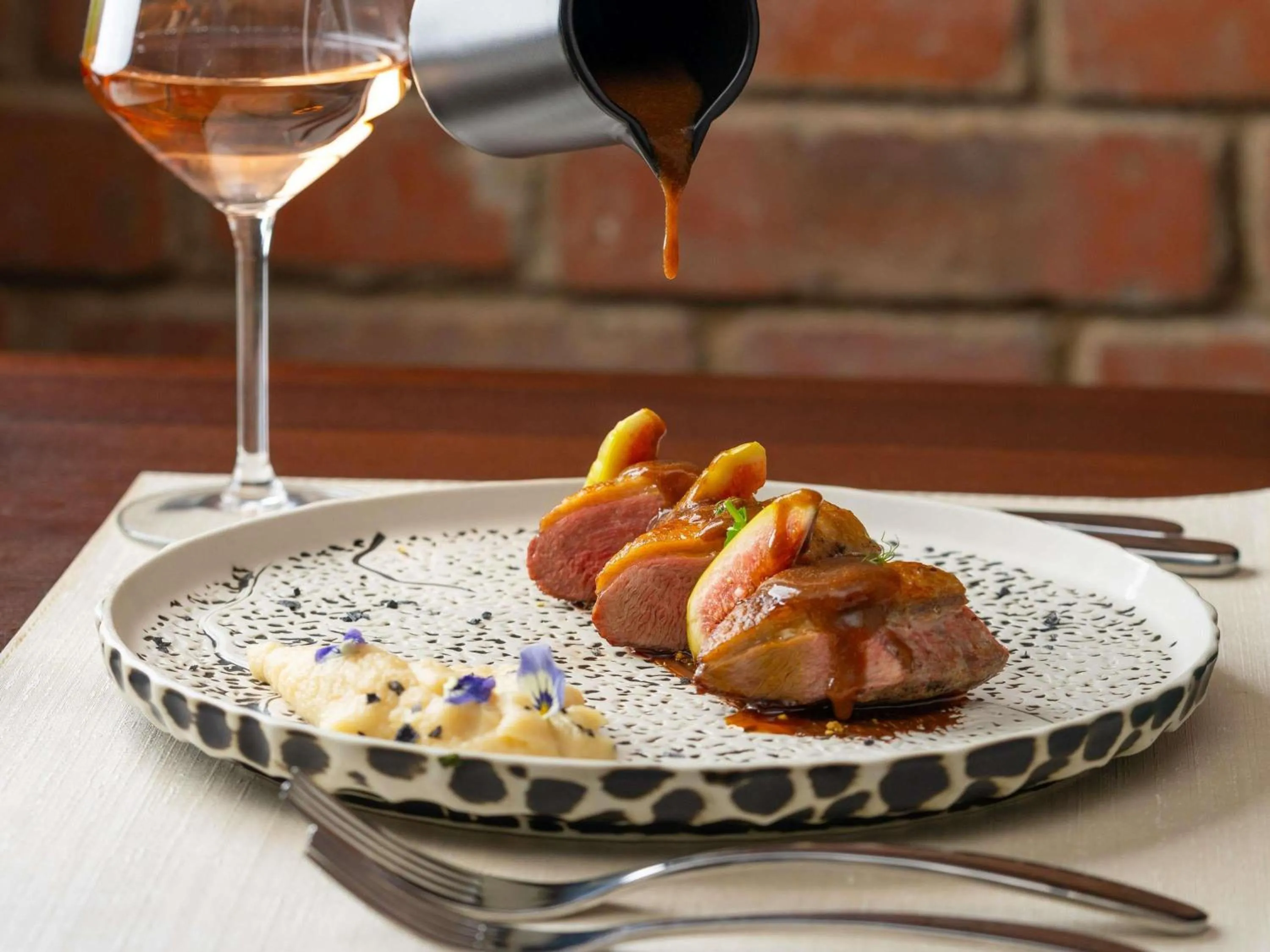 Restaurant/places to eat in Mercure Conacul Cozieni