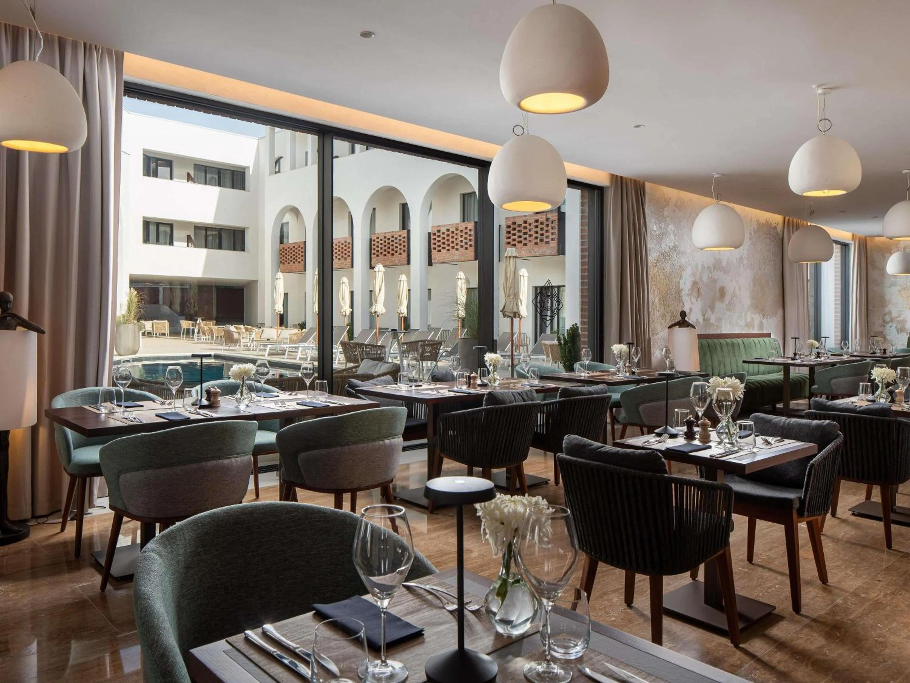 Restaurant/places to eat in Mercure Conacul Cozieni