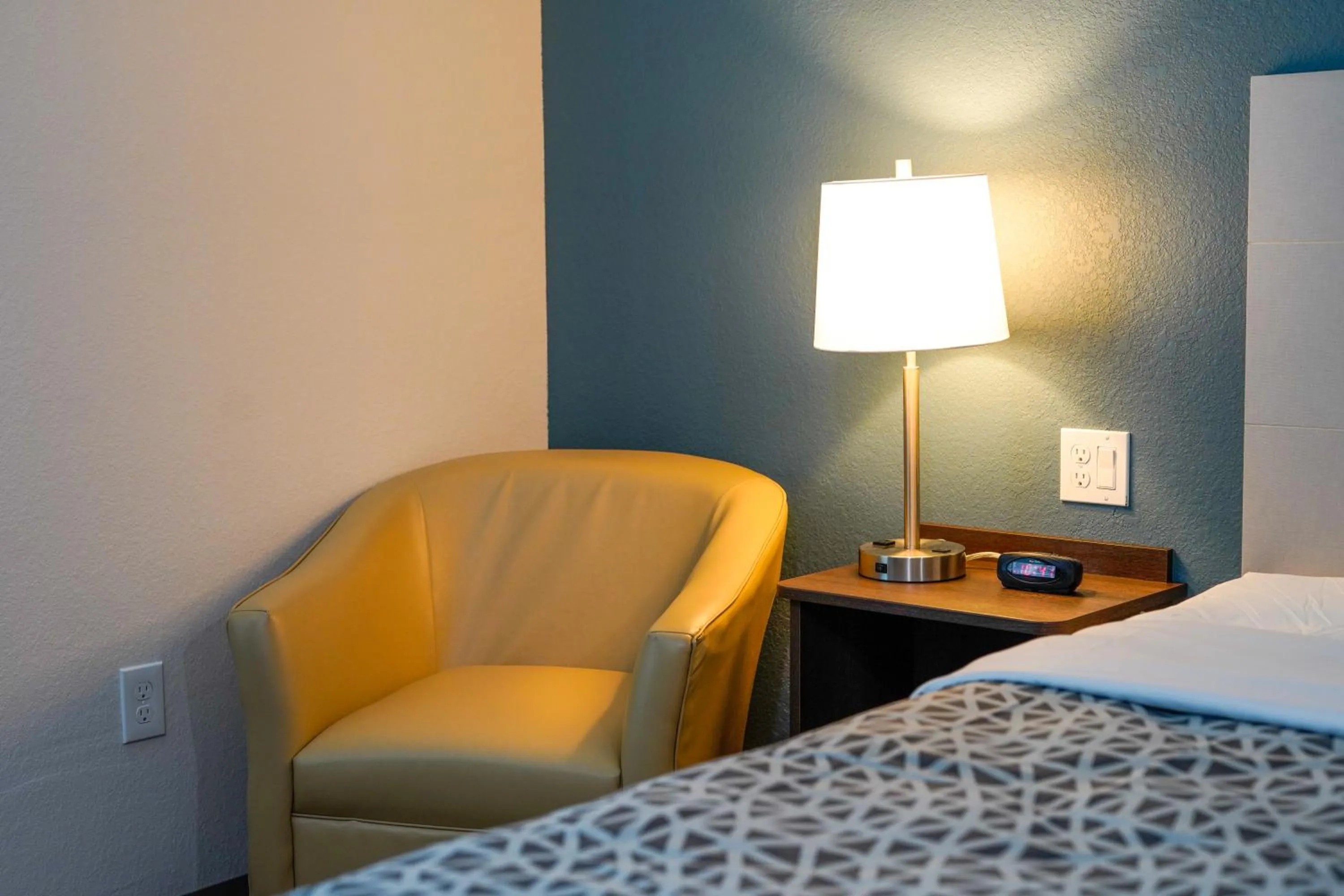 Seating area, Bed in WoodSpring Suites Hudson Port Richey
