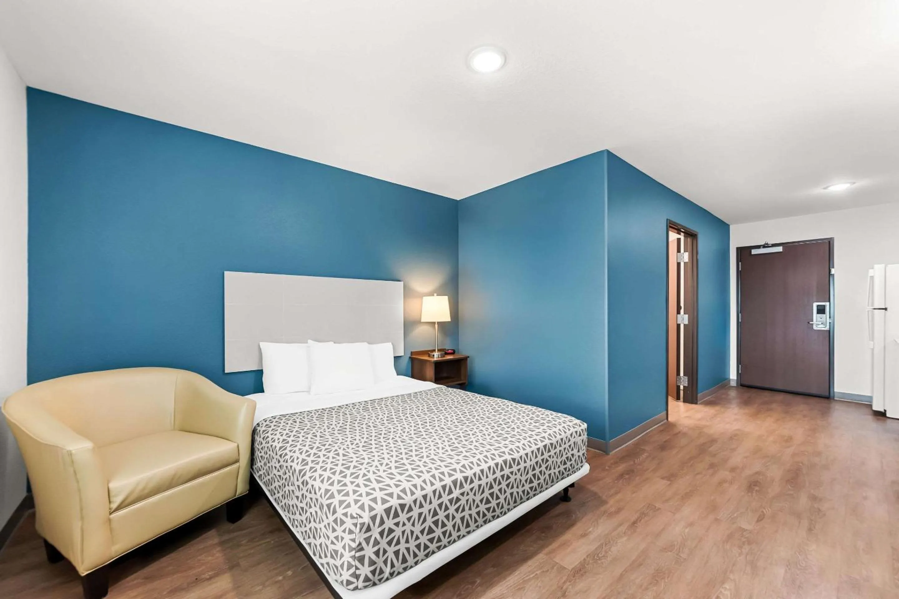 Bedroom, Bed in WoodSpring Suites Hudson Port Richey