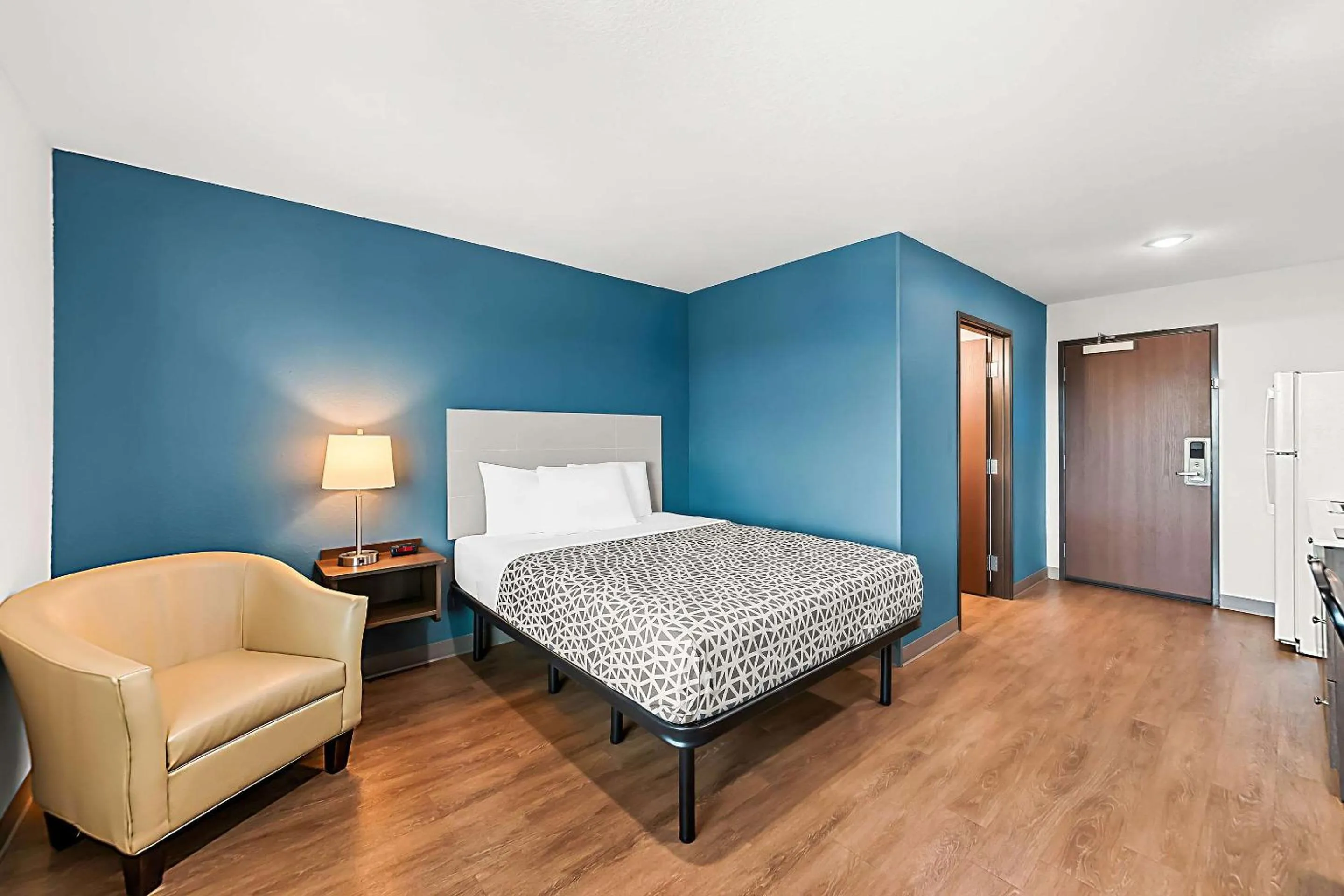 Bedroom, Bed in WoodSpring Suites Hudson Port Richey
