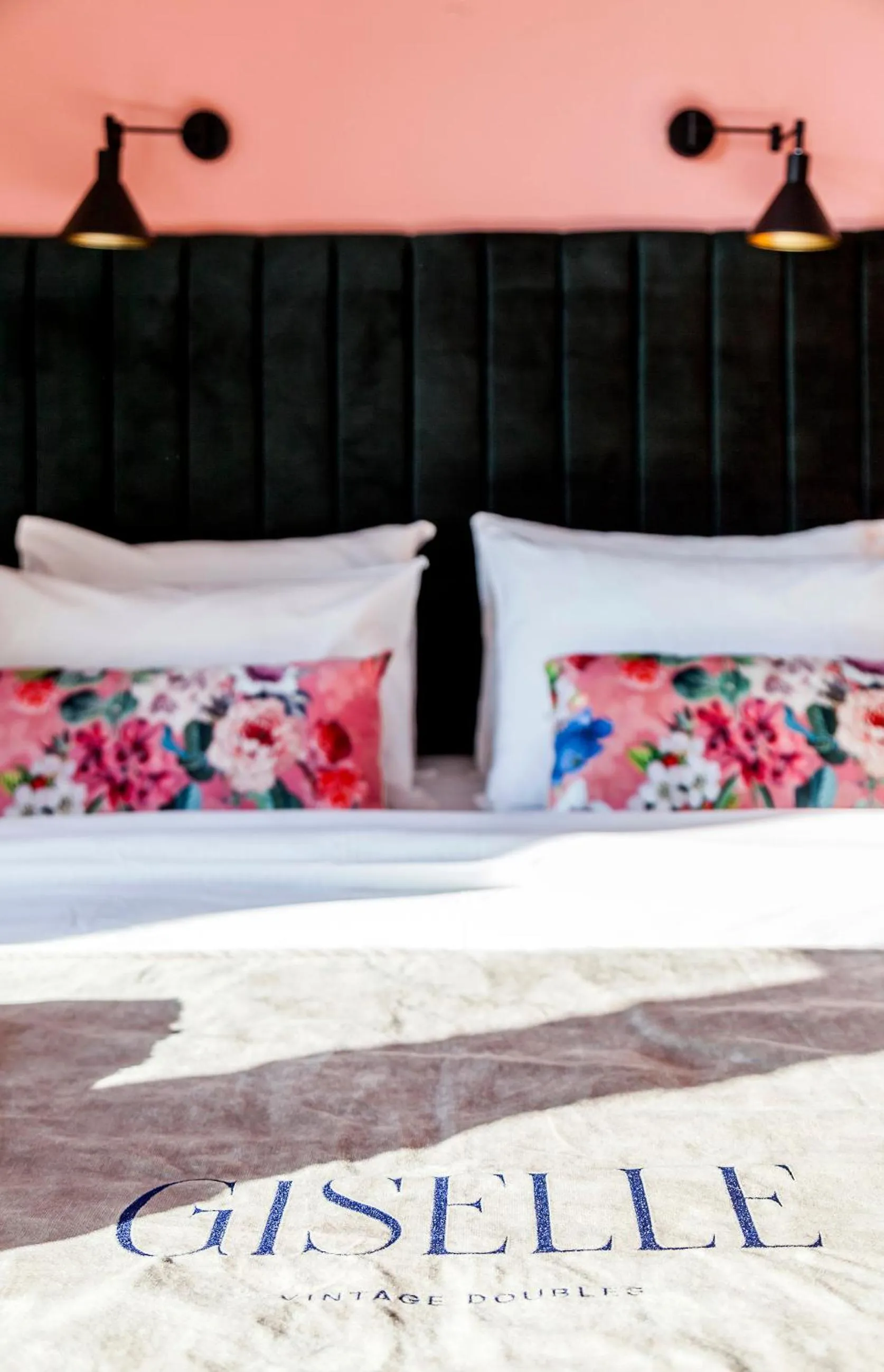 Bedroom, Bed in Giselle Vintage Doubles - Adults Only