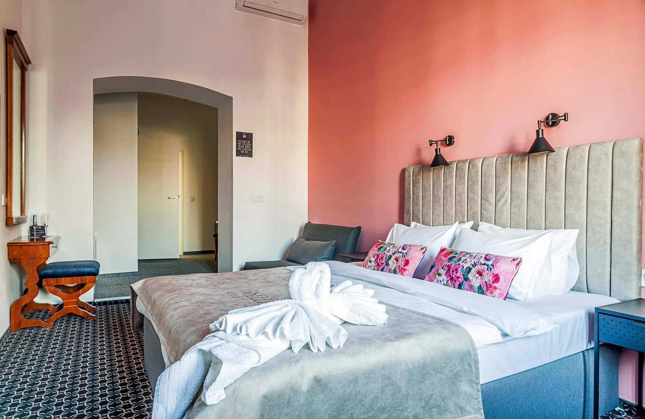 Bedroom, Bed in Giselle Vintage Doubles - Adults Only