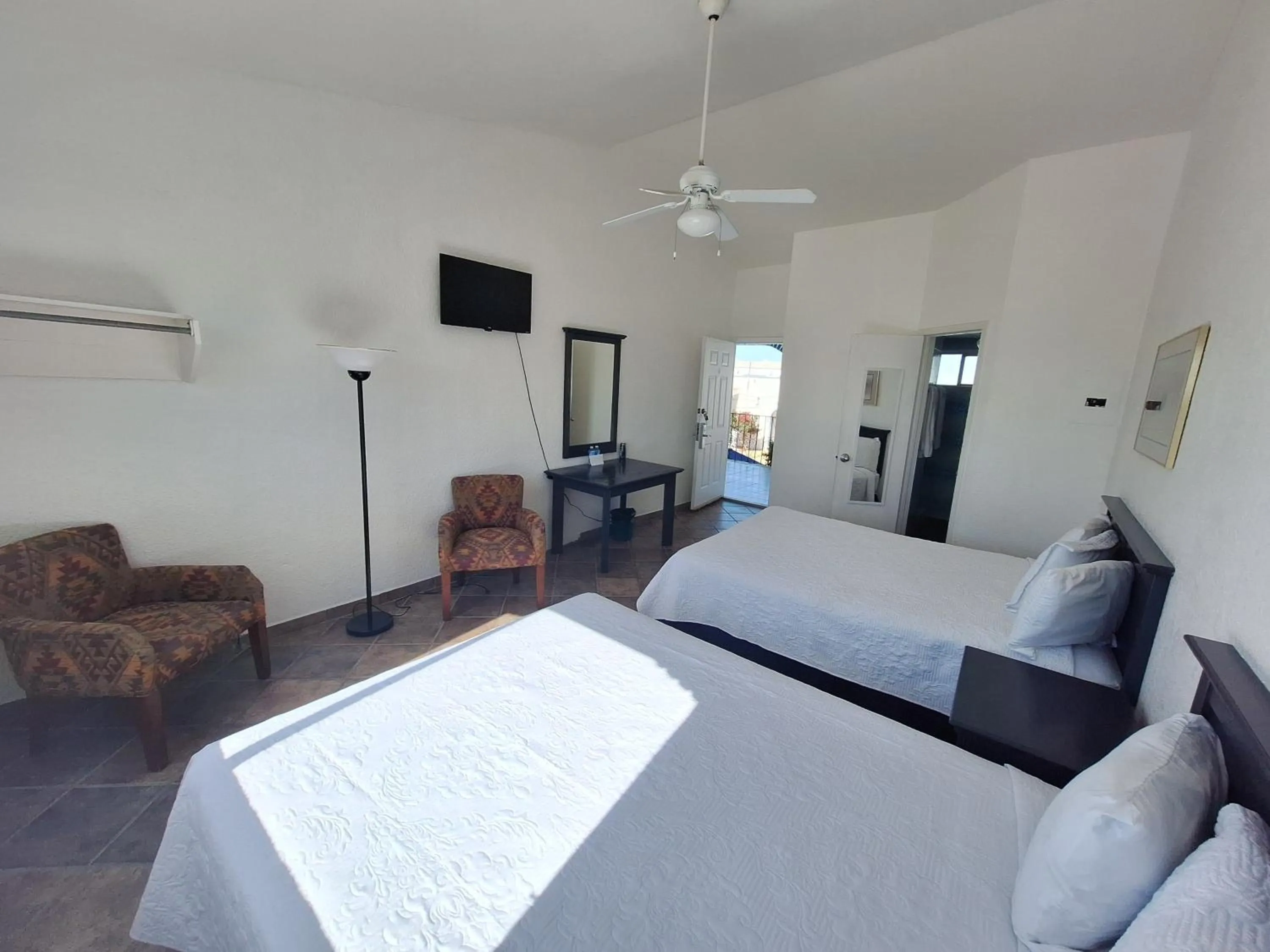 TV and multimedia, Bed in Playa Inn Rocky Point