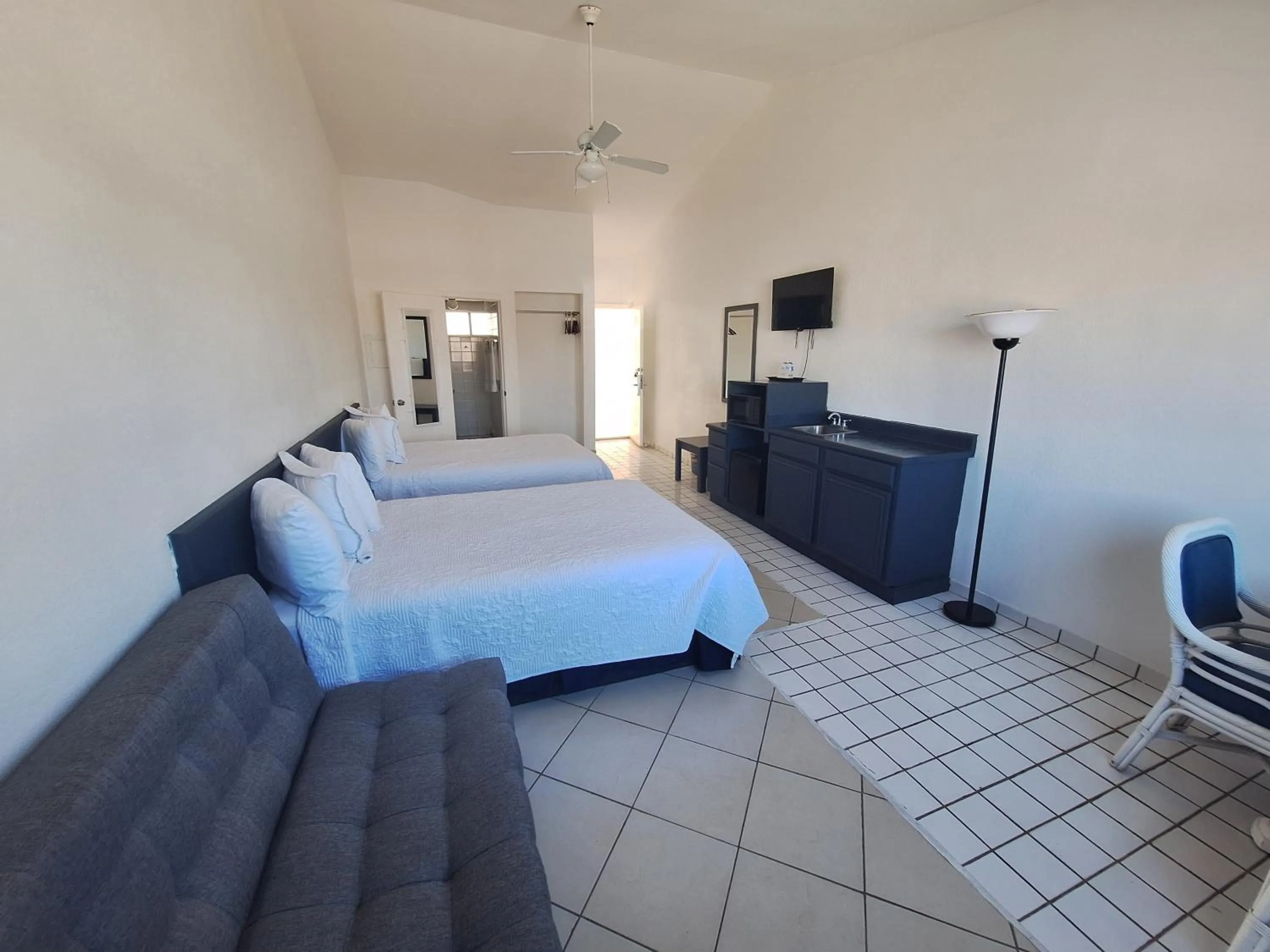 TV and multimedia, Bed in Playa Inn Rocky Point