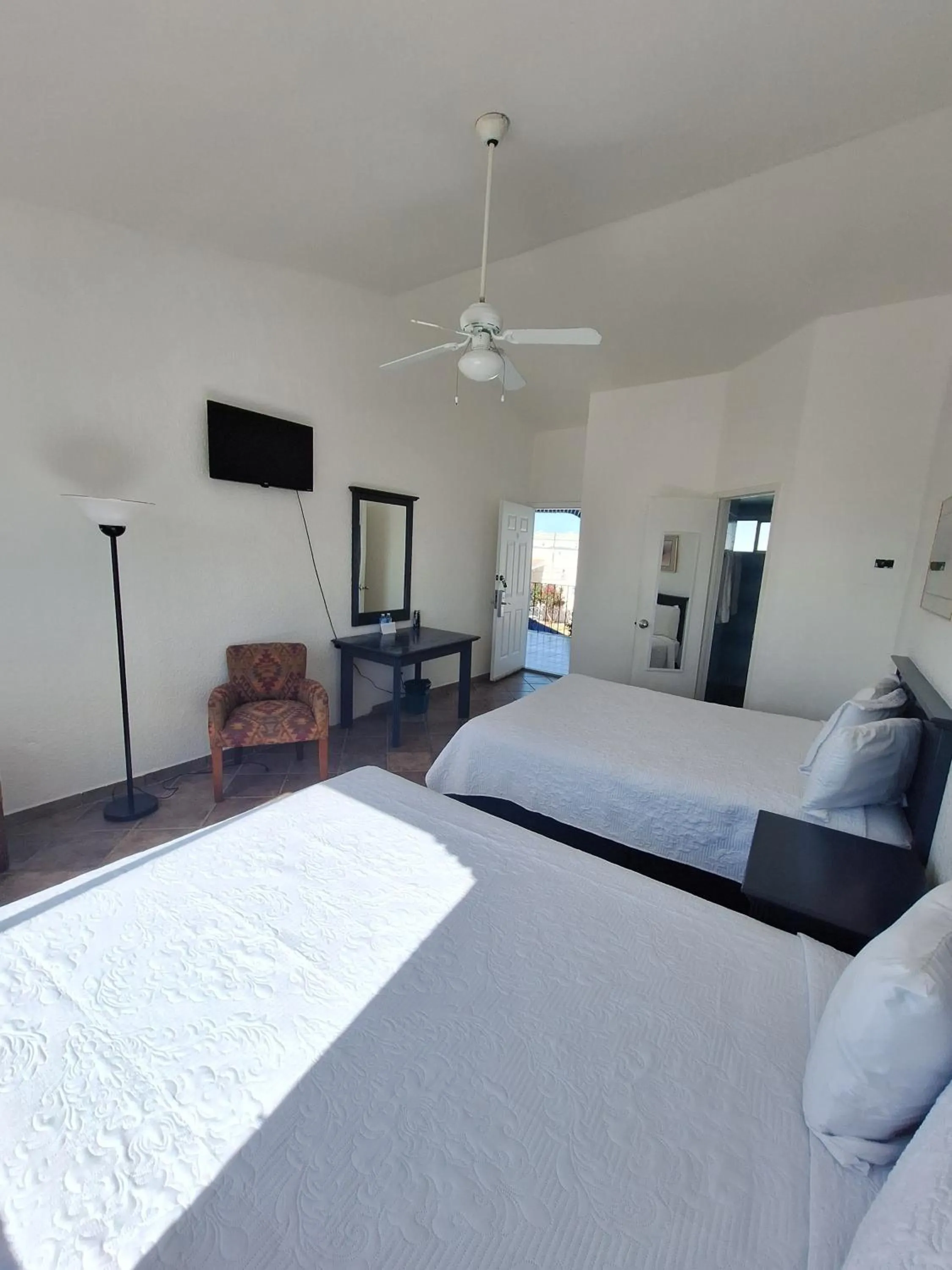 Communal lounge/ TV room, Bed in Playa Inn Rocky Point