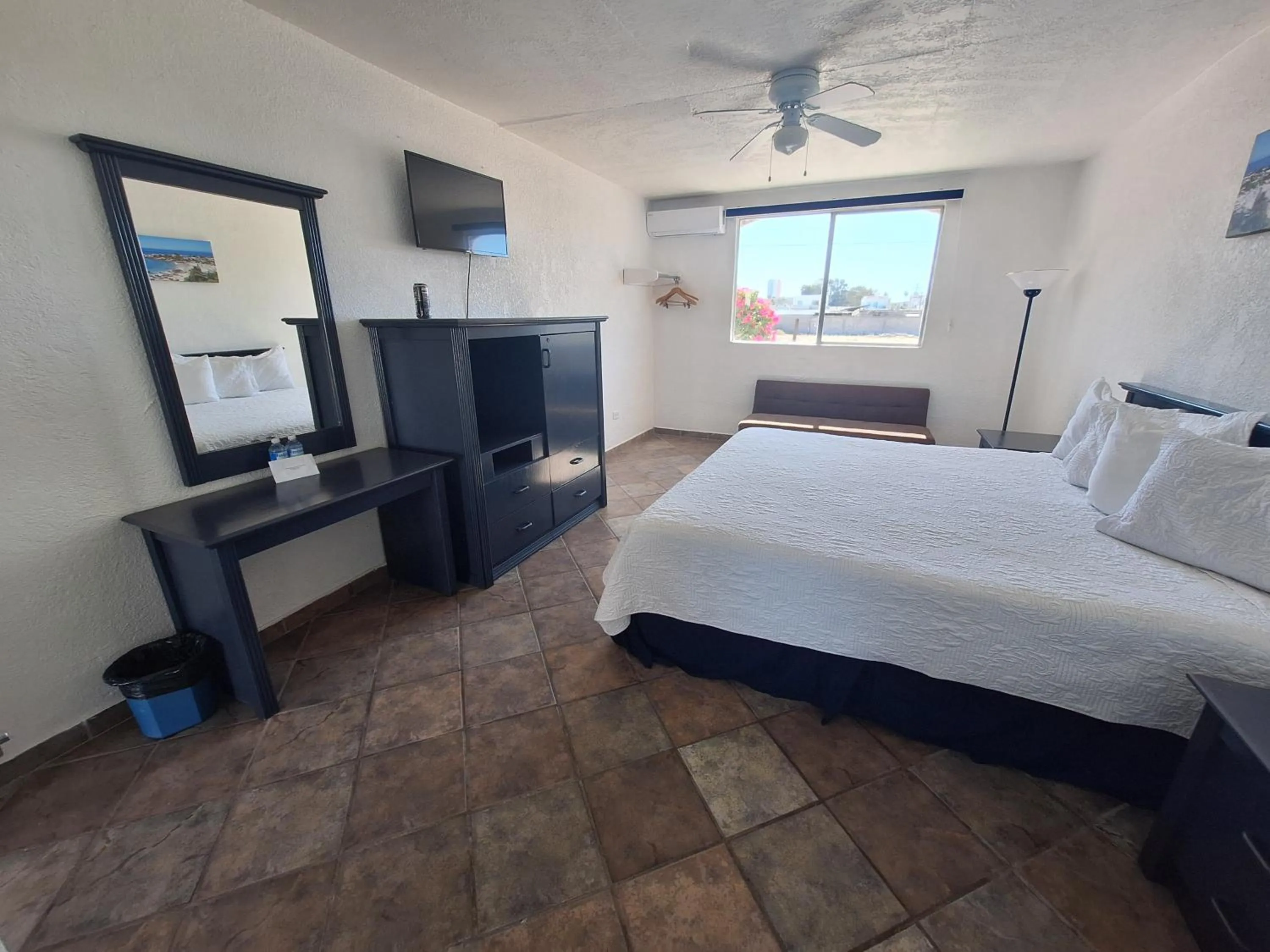 TV and multimedia, Bed in Playa Inn Rocky Point