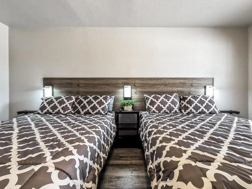 Valley Cabins Double Queen Hotel Room