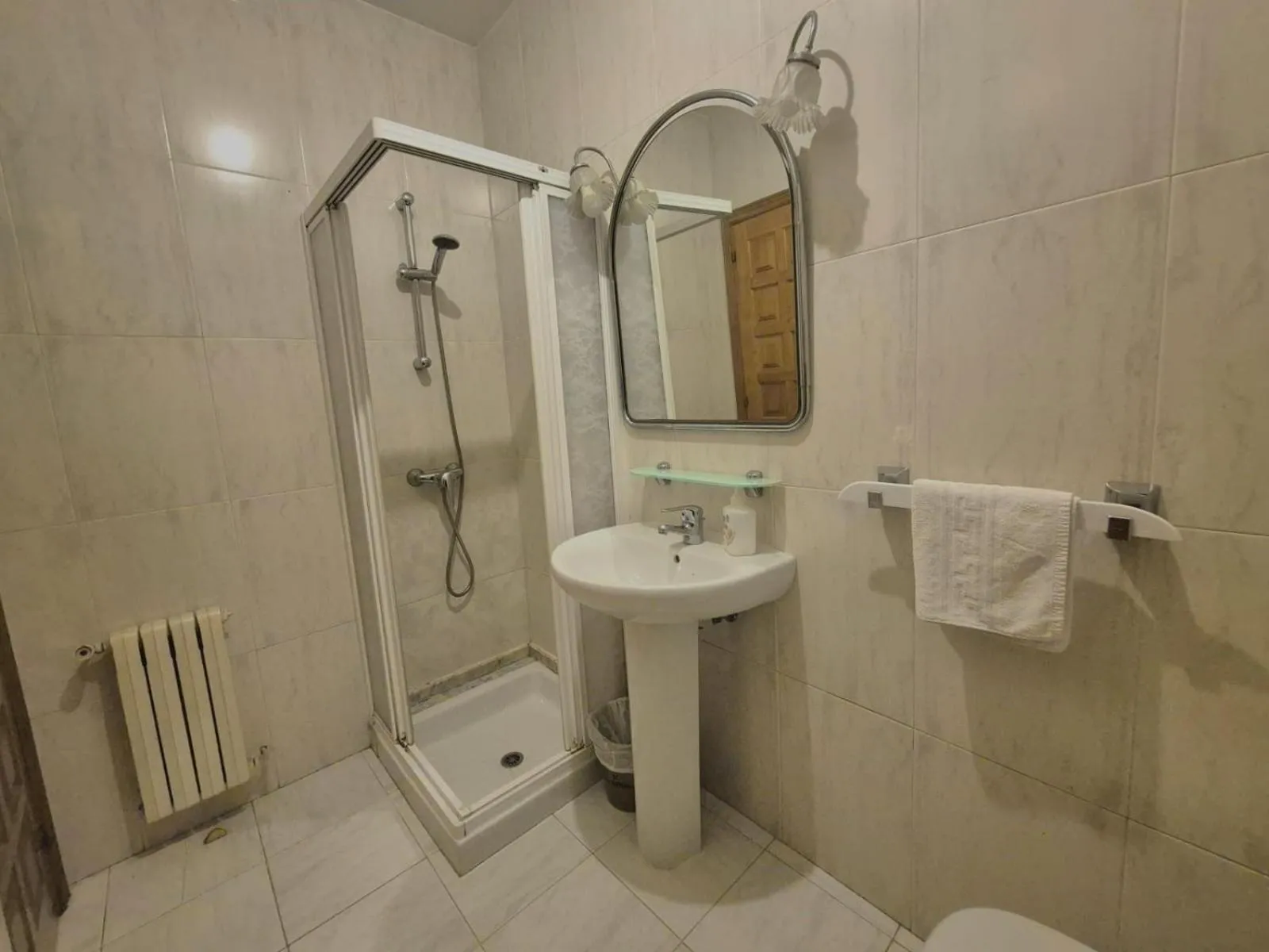 Shower in Hostal Galicia