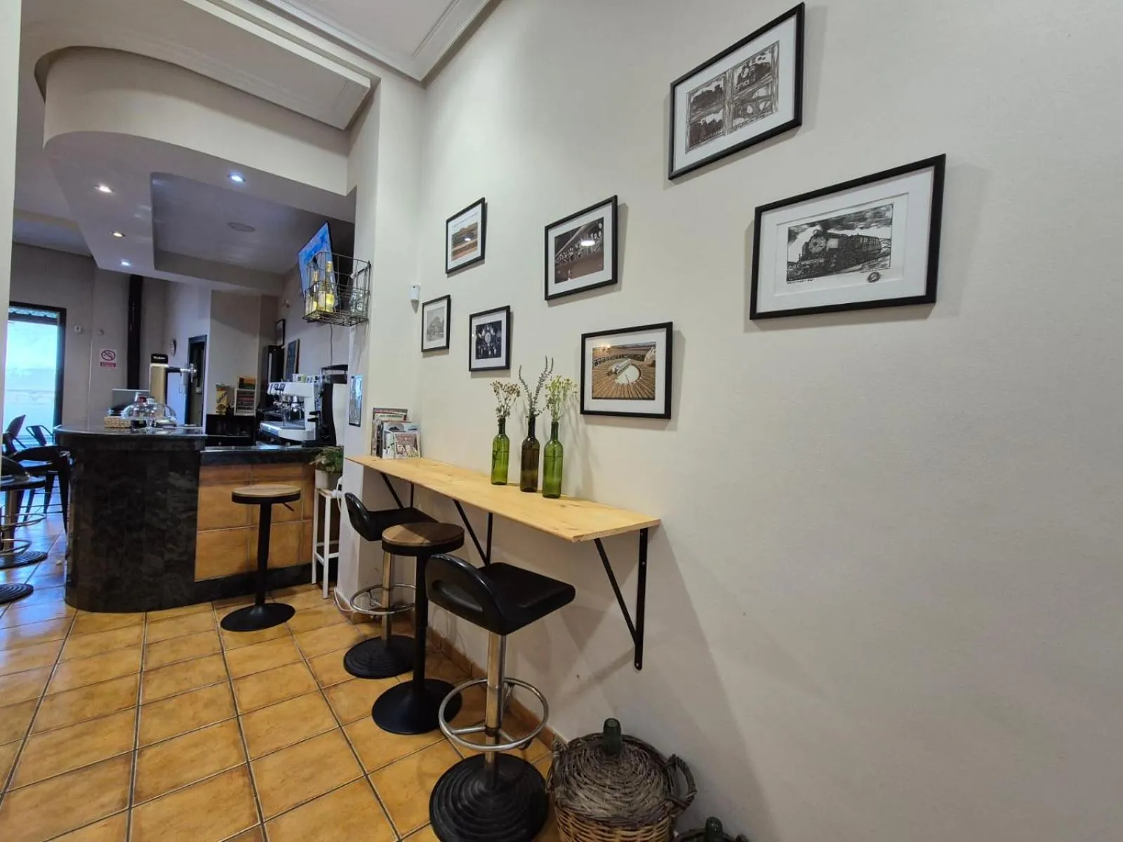 Restaurant/places to eat in Hostal Galicia