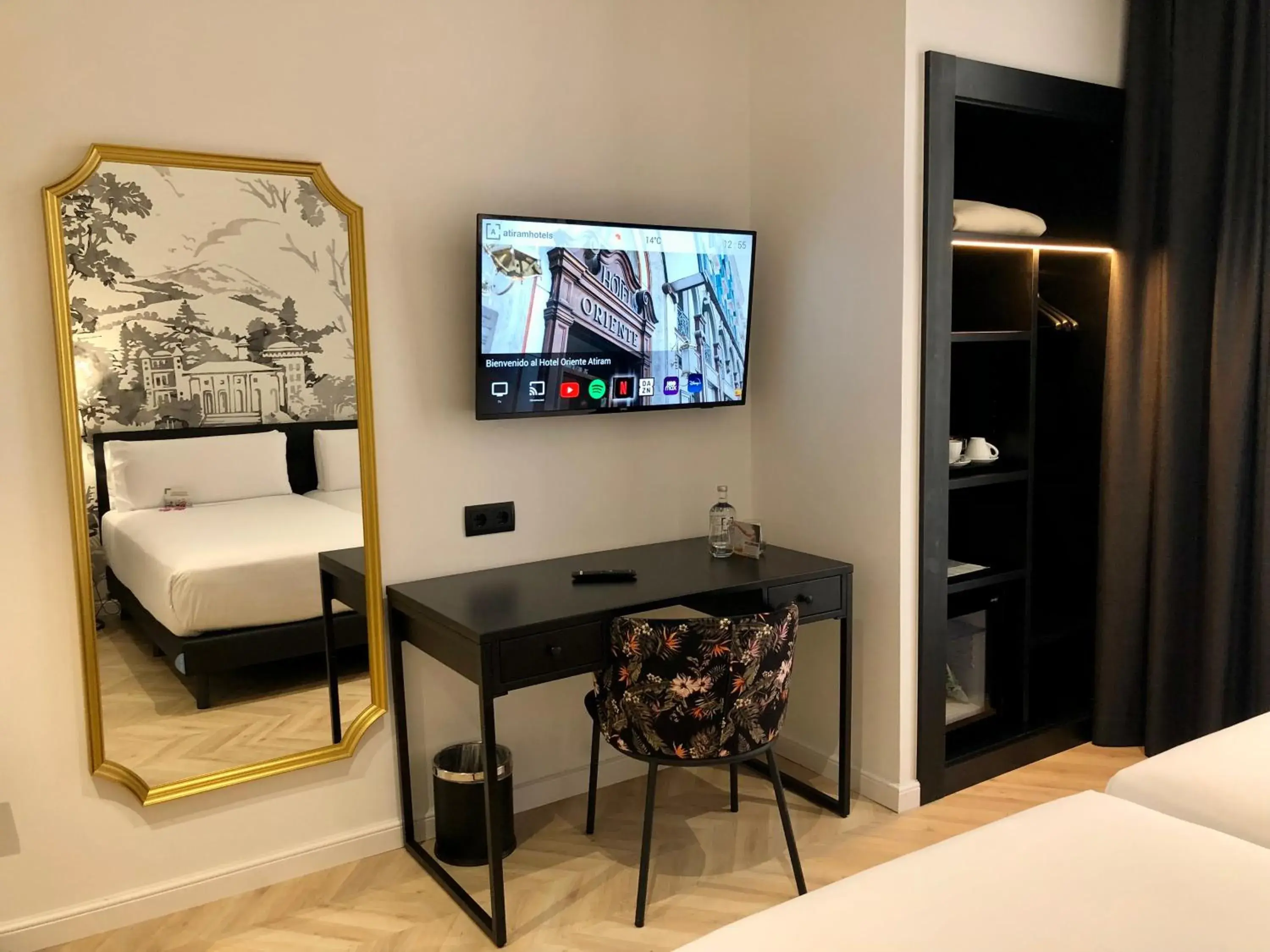 Photo of the whole room, Bed in Oriente Atiram Hotel Photo of the whole room, Bed in Oriente Atiram Hotel