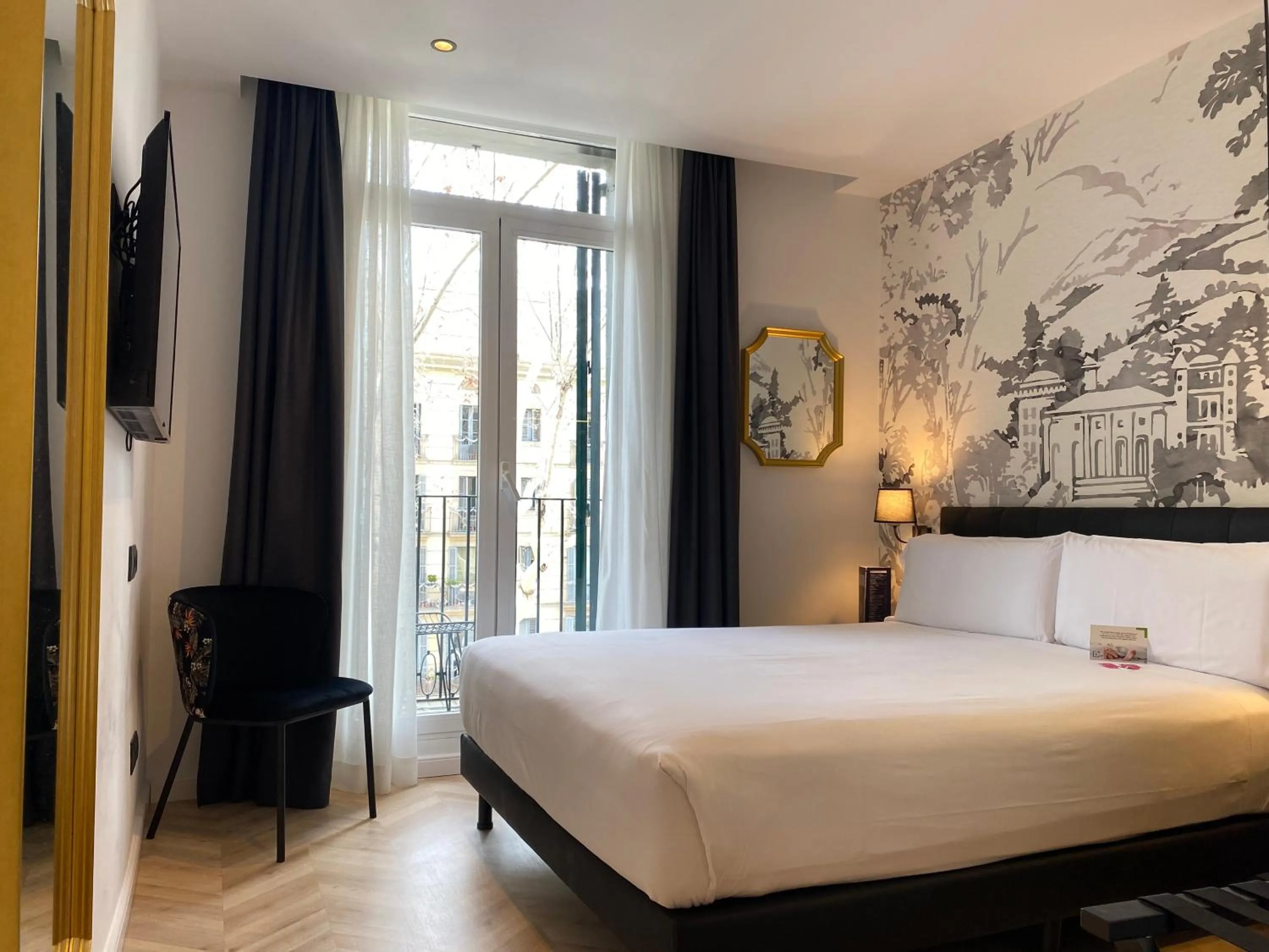 Photo of the whole room, Bed in Oriente Atiram Hotel