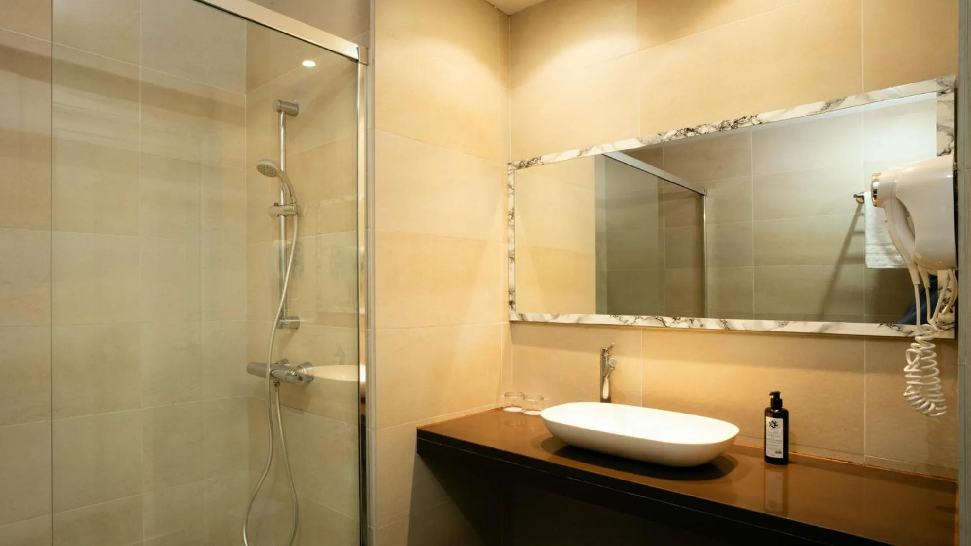 Shower in Hotel Ramblas Internacional