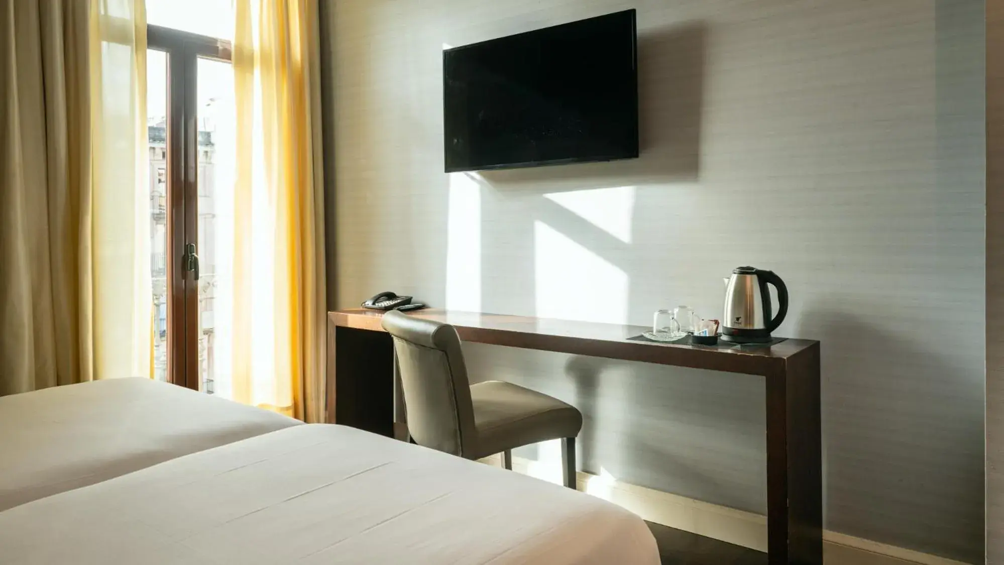 Coffee/tea facilities, Bed in Hotel Ramblas Internacional Coffee/tea facilities, Bed in Hotel Ramblas Internacional