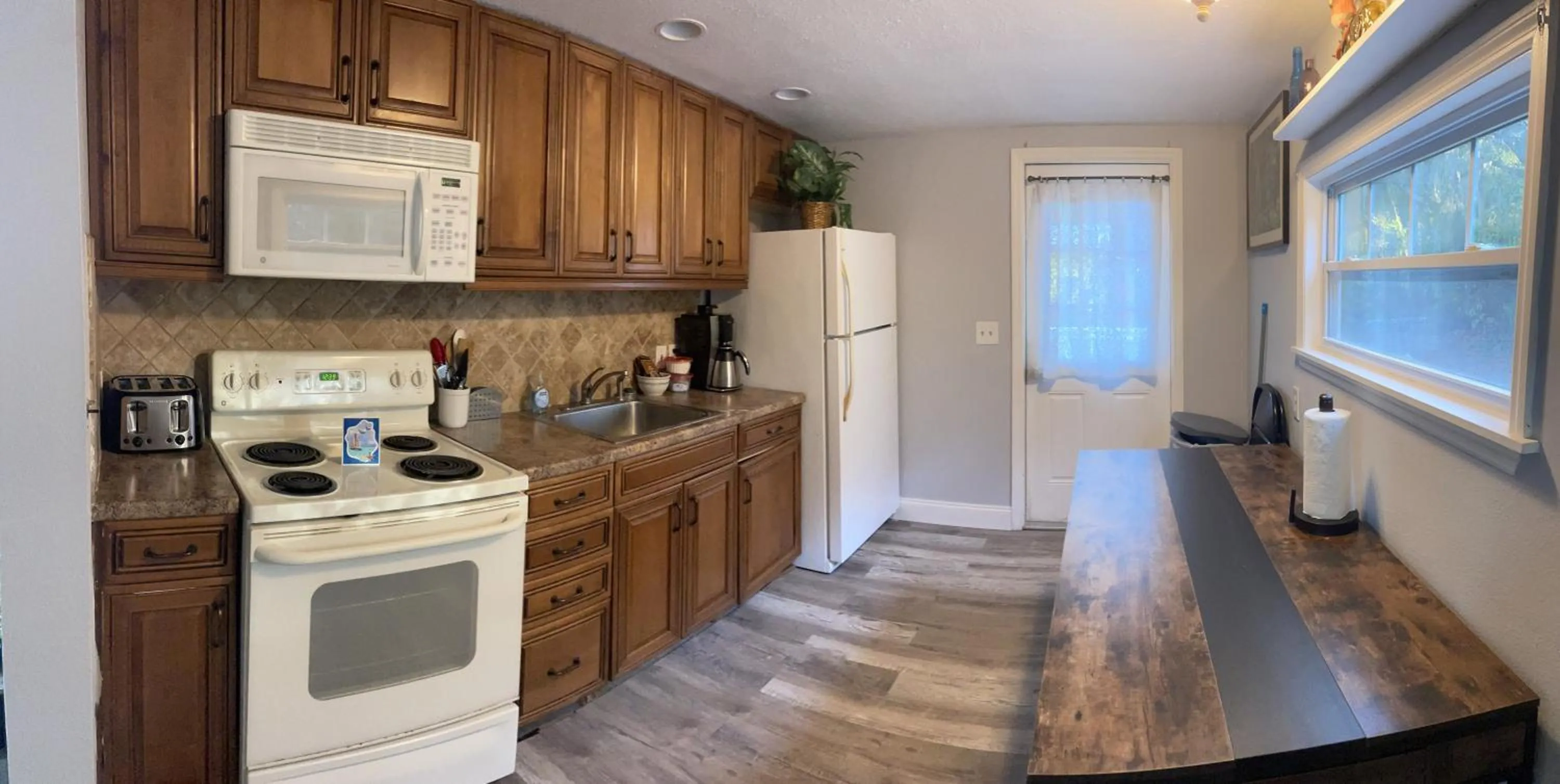Kitchen or kitchenette in Nature Coast Inn & Cottages