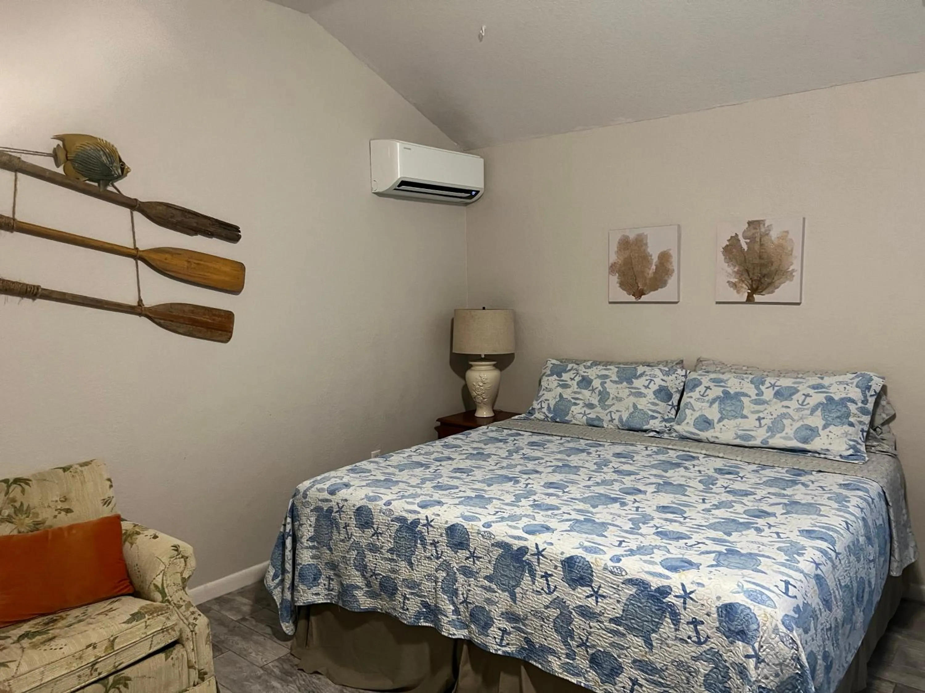 Bedroom, Bed in Nature Coast Inn & Cottages