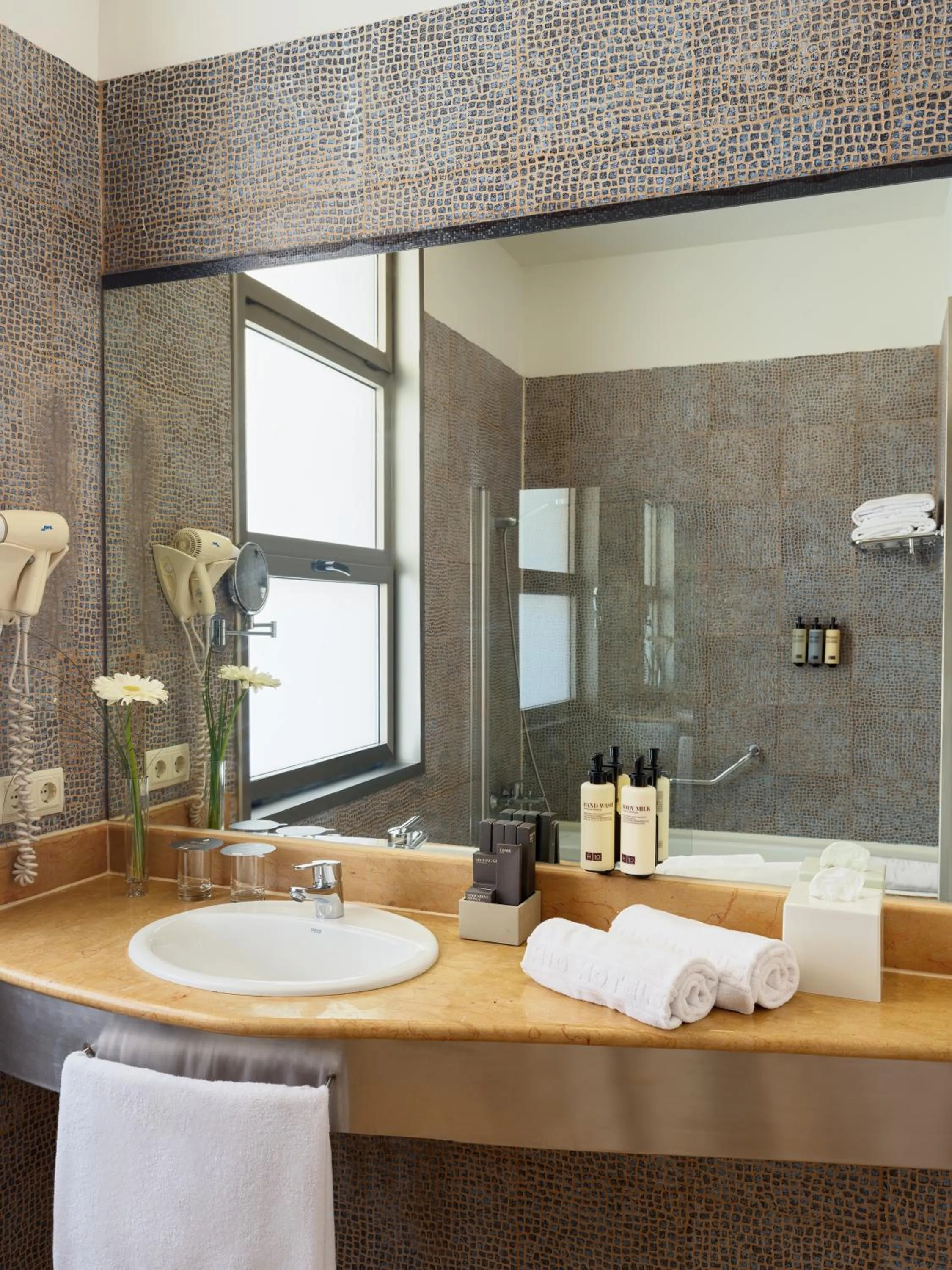 Bathroom in H10 Raco del Pi