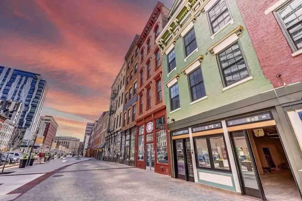 Spacious 1 bed 1 bath Downtown OTR condo minutes walk to the Reds Bengals stadium & more!