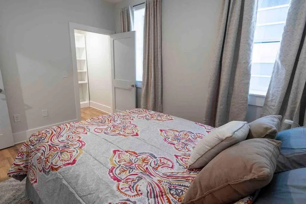 Bed in Spacious 1 bed 1 bath Downtown OTR condo minutes walk to the Reds Bengals stadium & more!