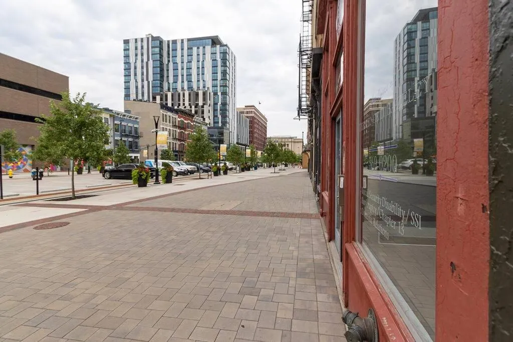 Neighbourhood in Spacious 1 bed 1 bath Downtown OTR condo minutes walk to the Reds Bengals stadium & more!