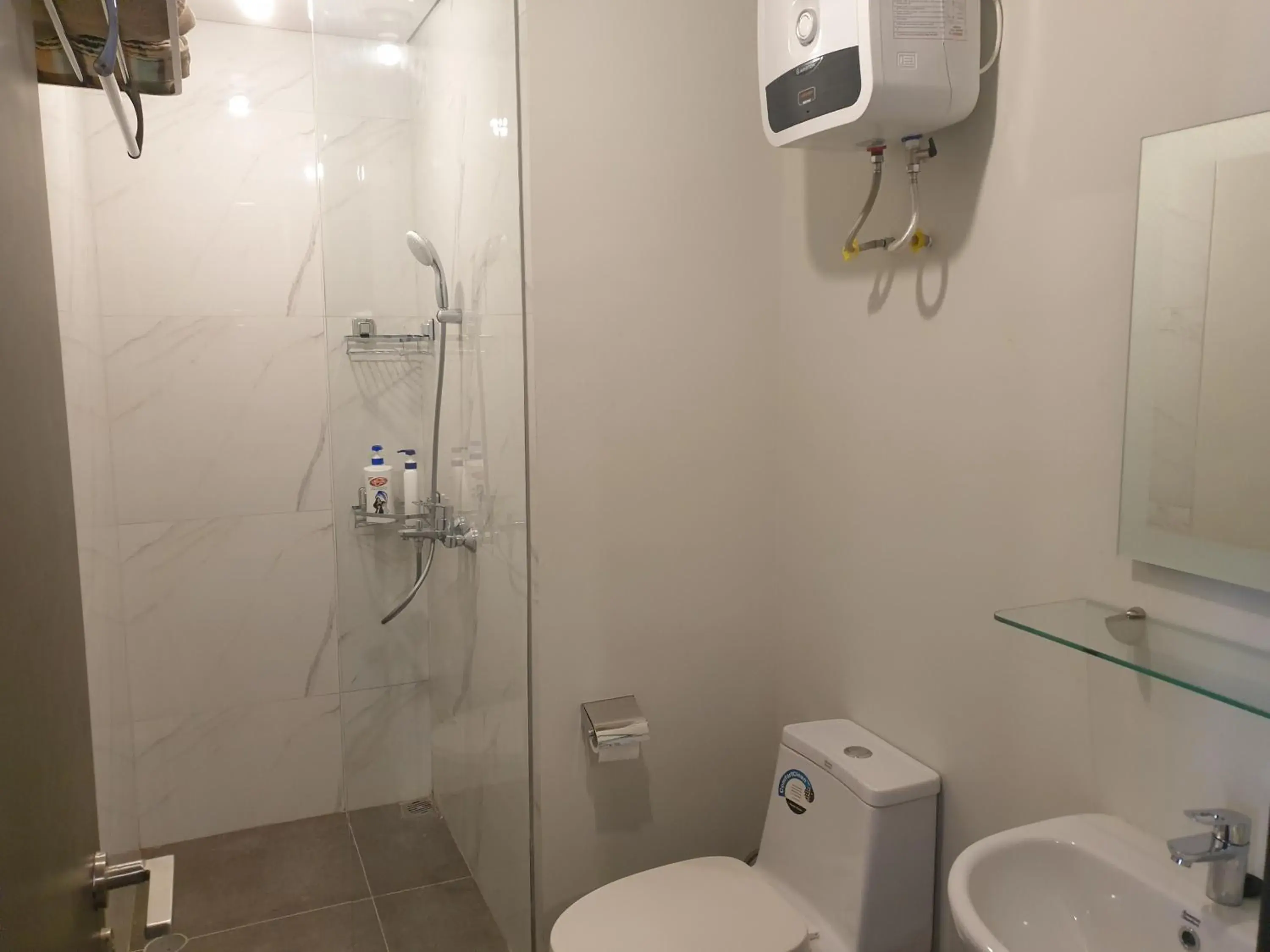 Shower in CozyHomes at One Residence Batam Shower in CozyHomes at One Residence Batam