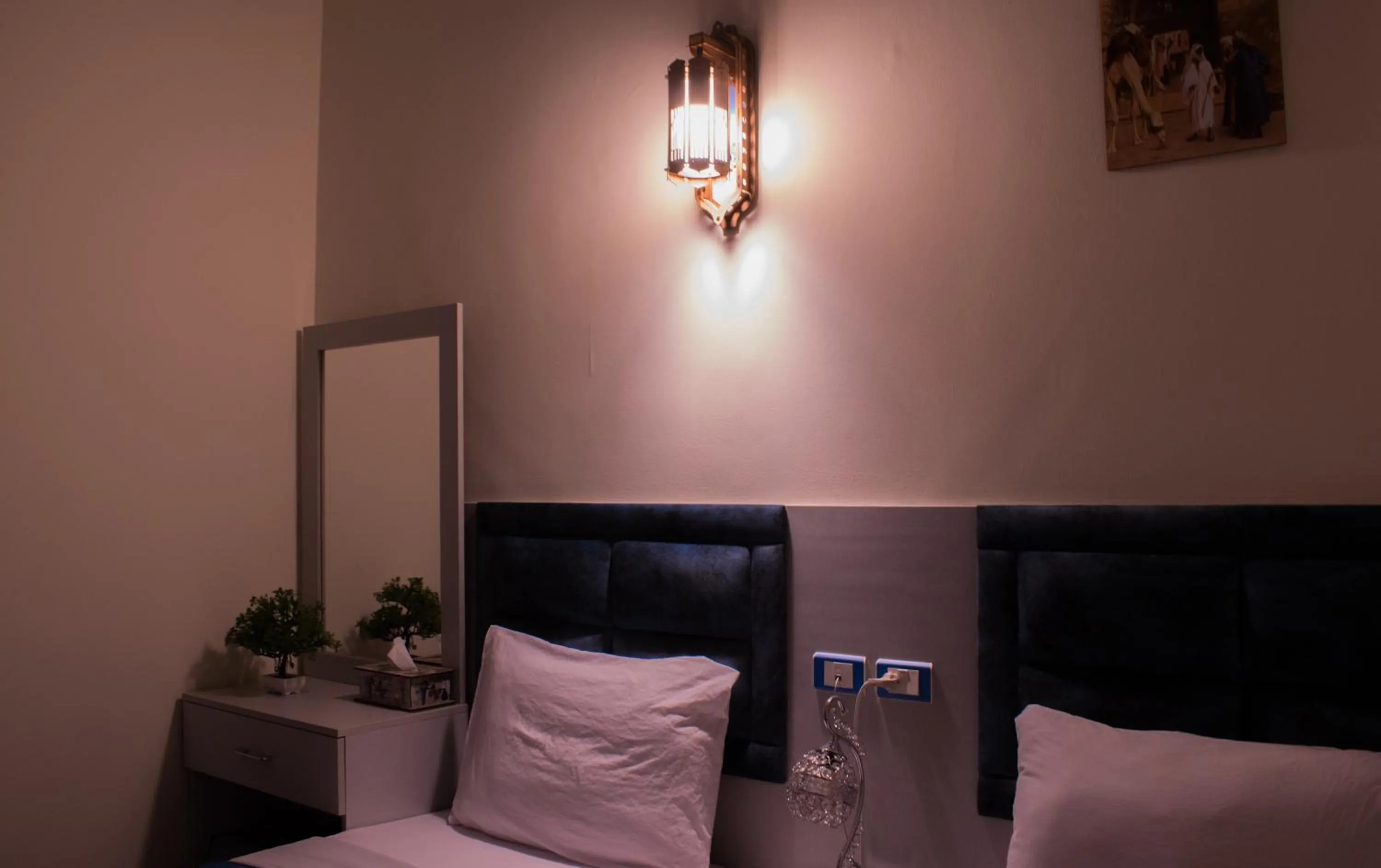 Bedroom, Bed in Crown Hotel