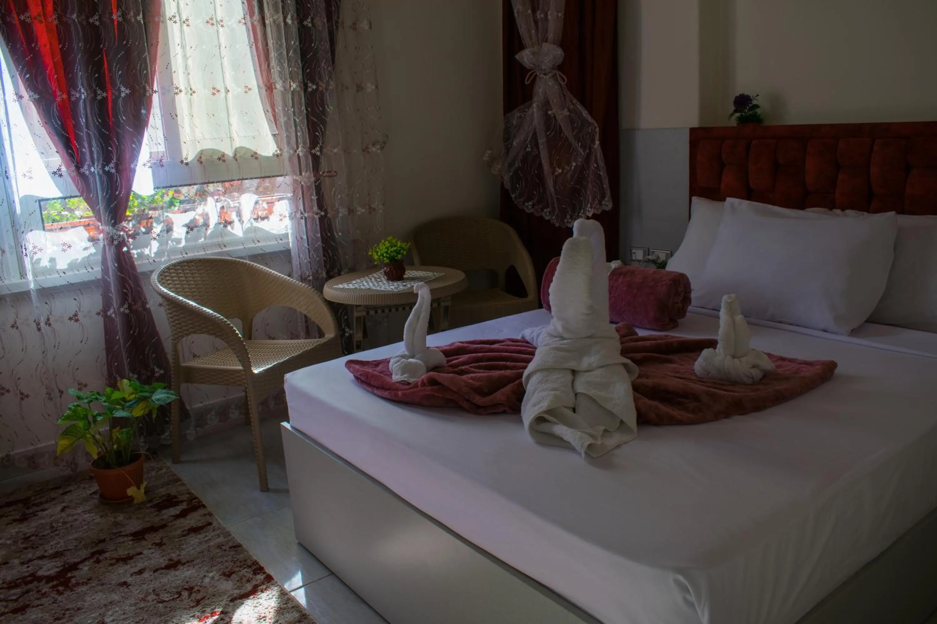 Bedroom, Bed in Crown Hotel