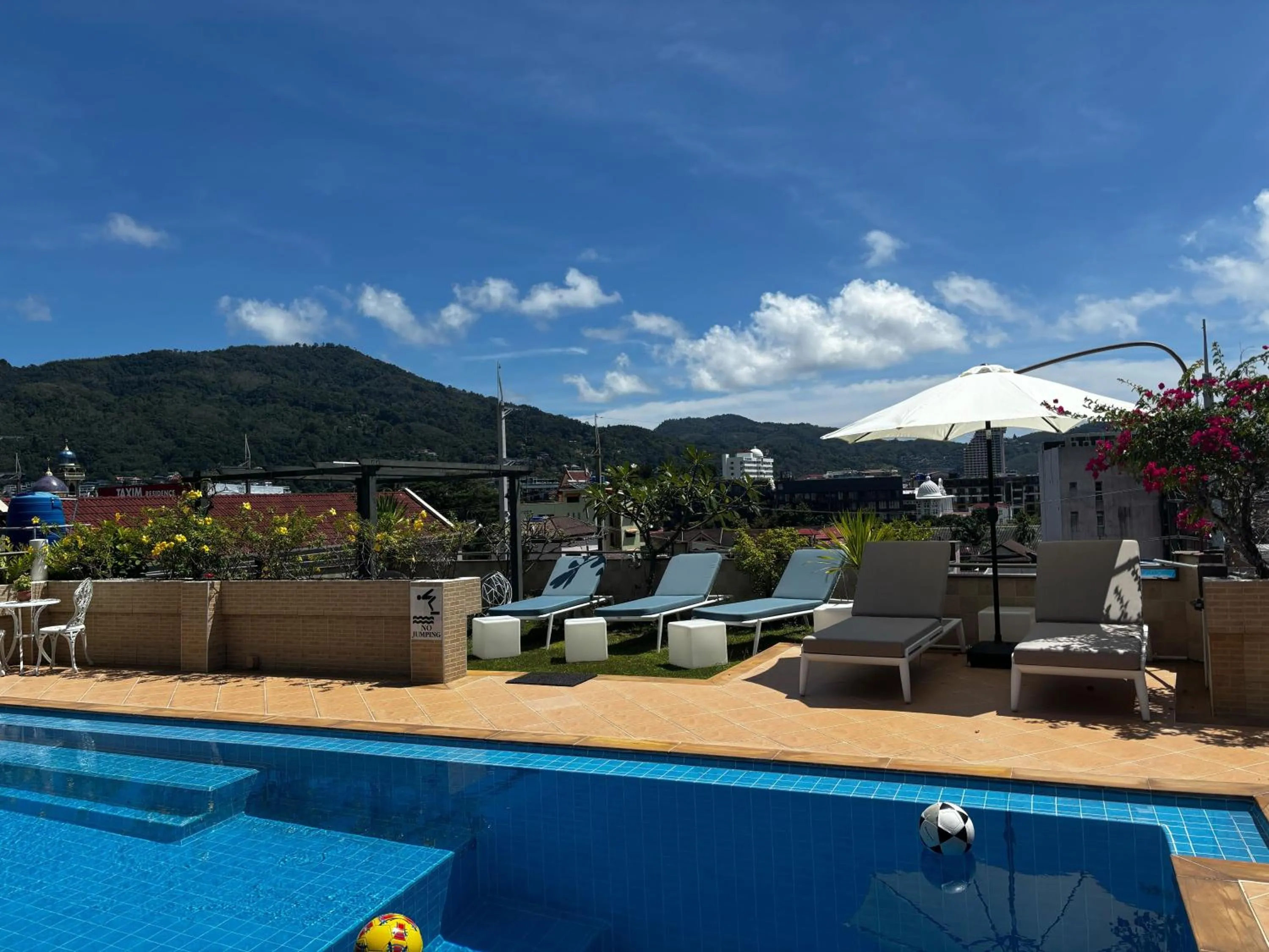 Pool view in Swiss Villas Panoramic - Hillside Beach View