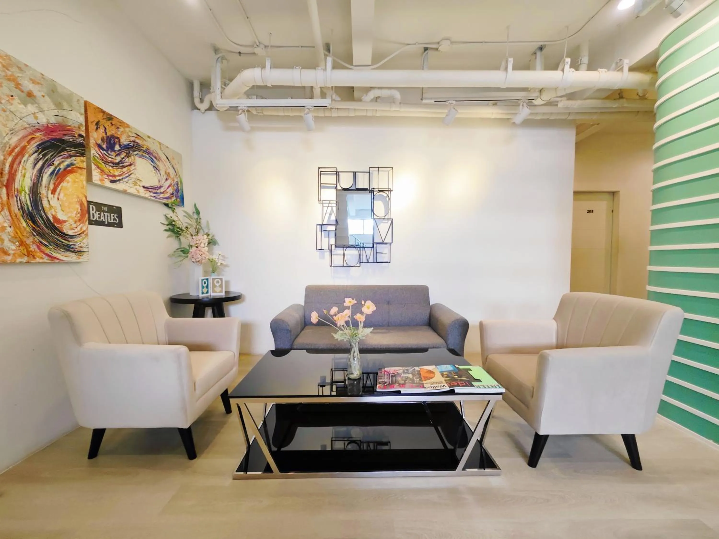 Communal lounge/ TV room in Ostay Asoke Bangkok