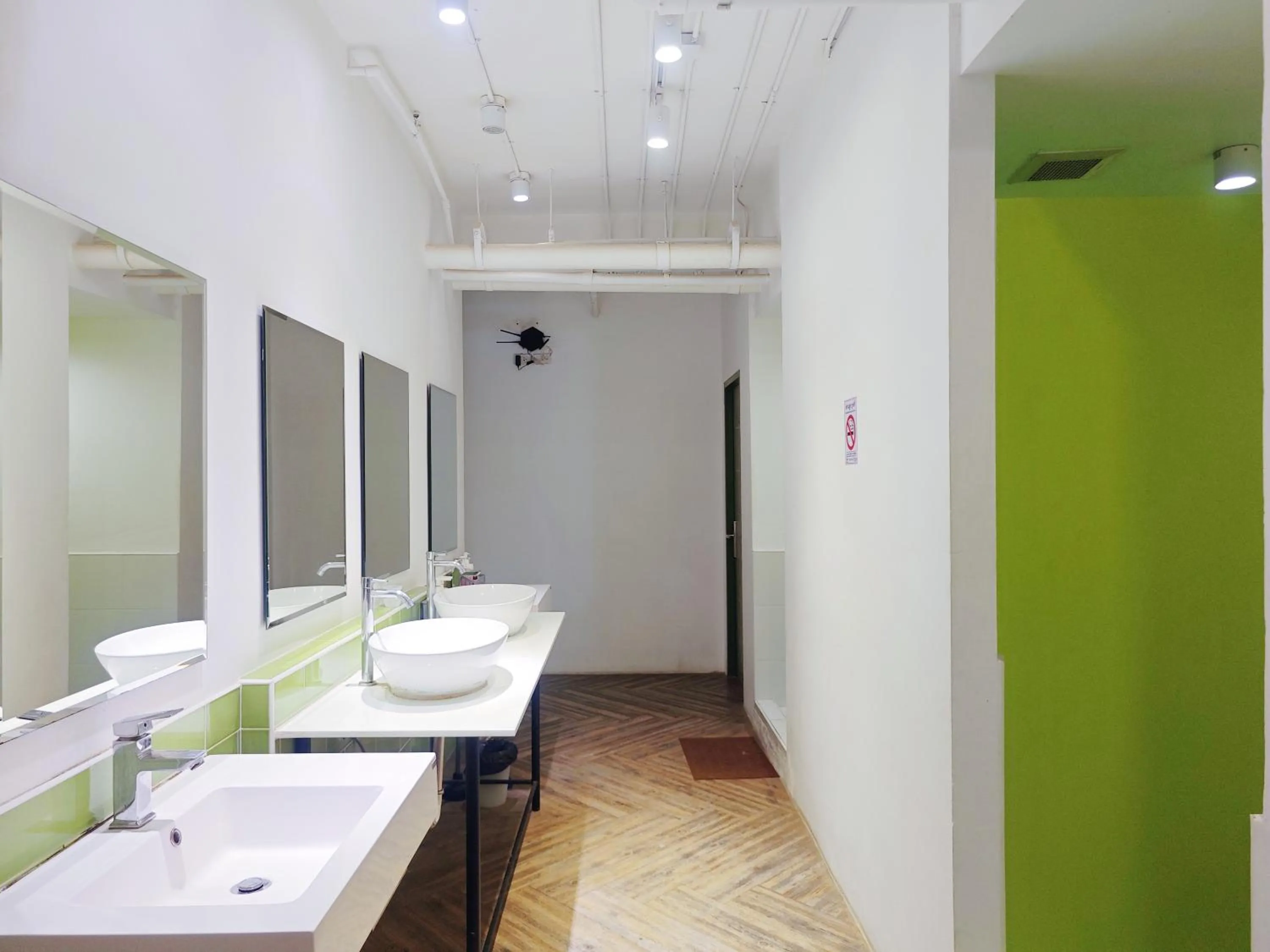 Toilet in Ostay Asoke Bangkok