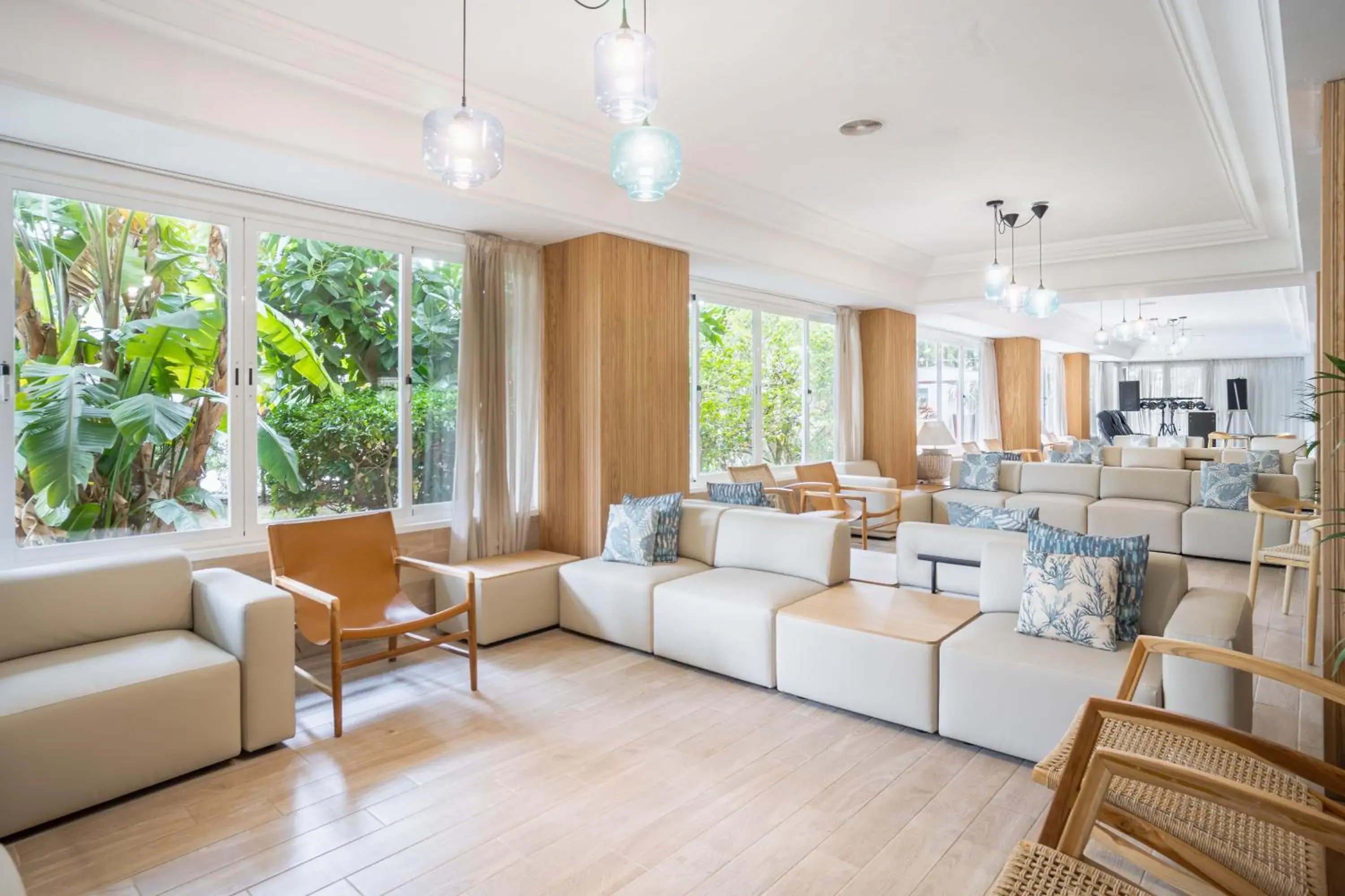 Living room in Bahía de Alcudia Hotel & Spa Living room in Bahía de Alcudia Hotel & Spa