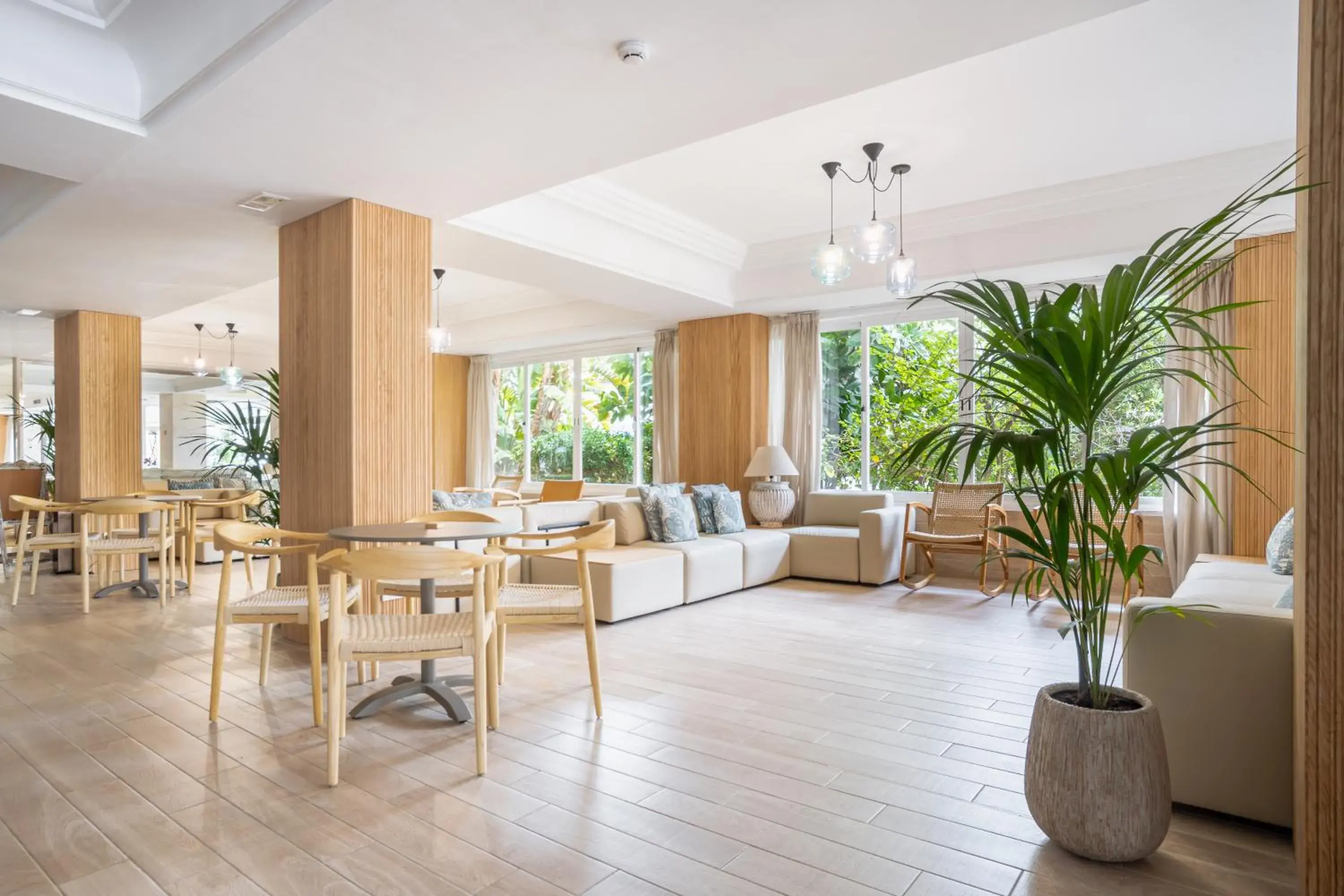 Living room in Bahía de Alcudia Hotel & Spa Living room in Bahía de Alcudia Hotel & Spa