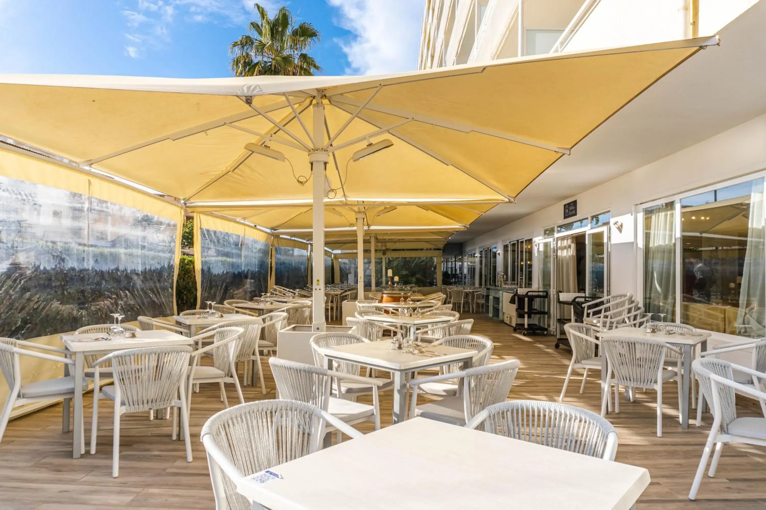 Lounge or bar in Bahía de Alcudia Hotel & Spa Lounge or bar in Bahía de Alcudia Hotel & Spa