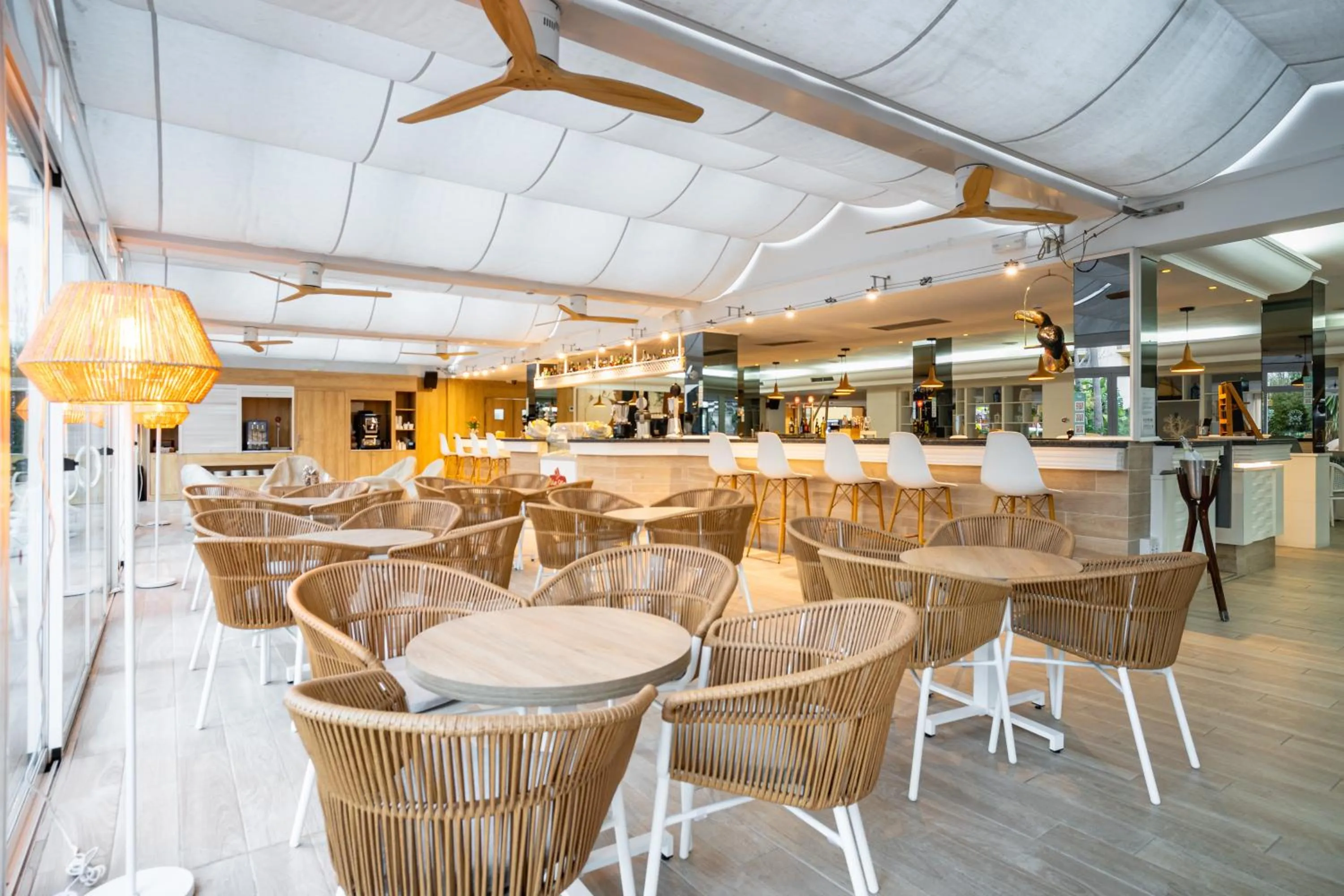 Lounge or bar in Bahía de Alcudia Hotel & Spa