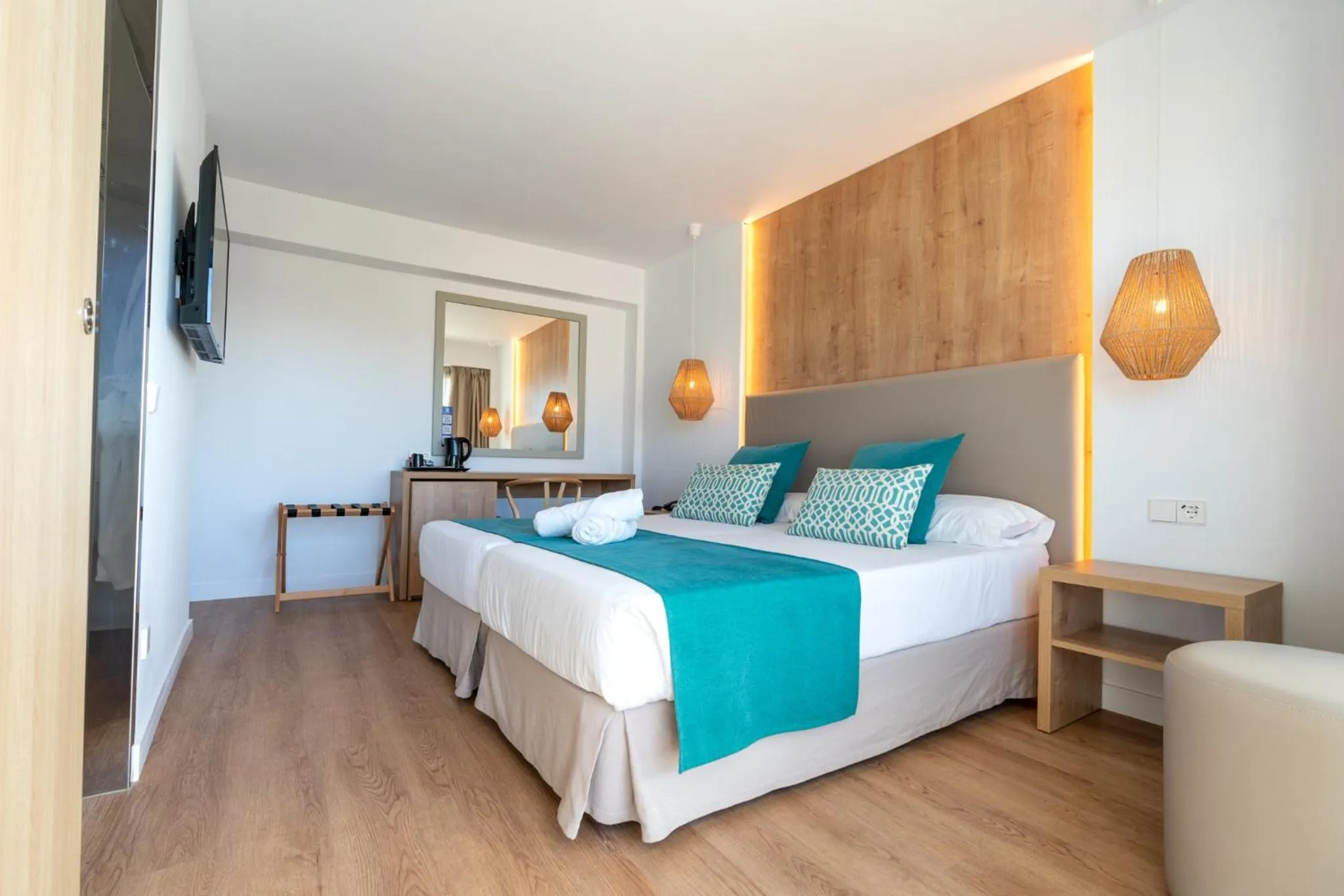 Photo of the whole room, Bed in Bahía de Alcudia Hotel & Spa