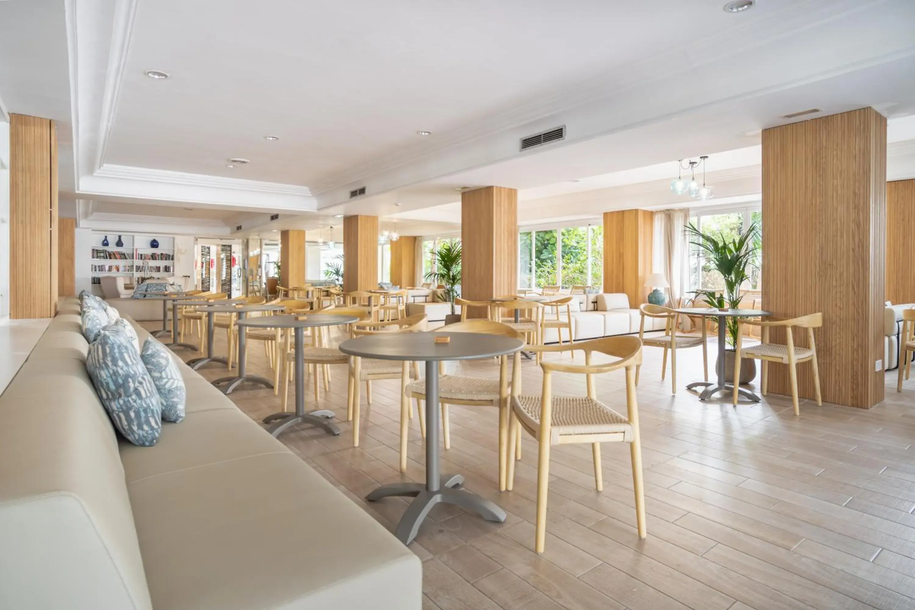 Living room in Bahía de Alcudia Hotel & Spa Living room in Bahía de Alcudia Hotel & Spa