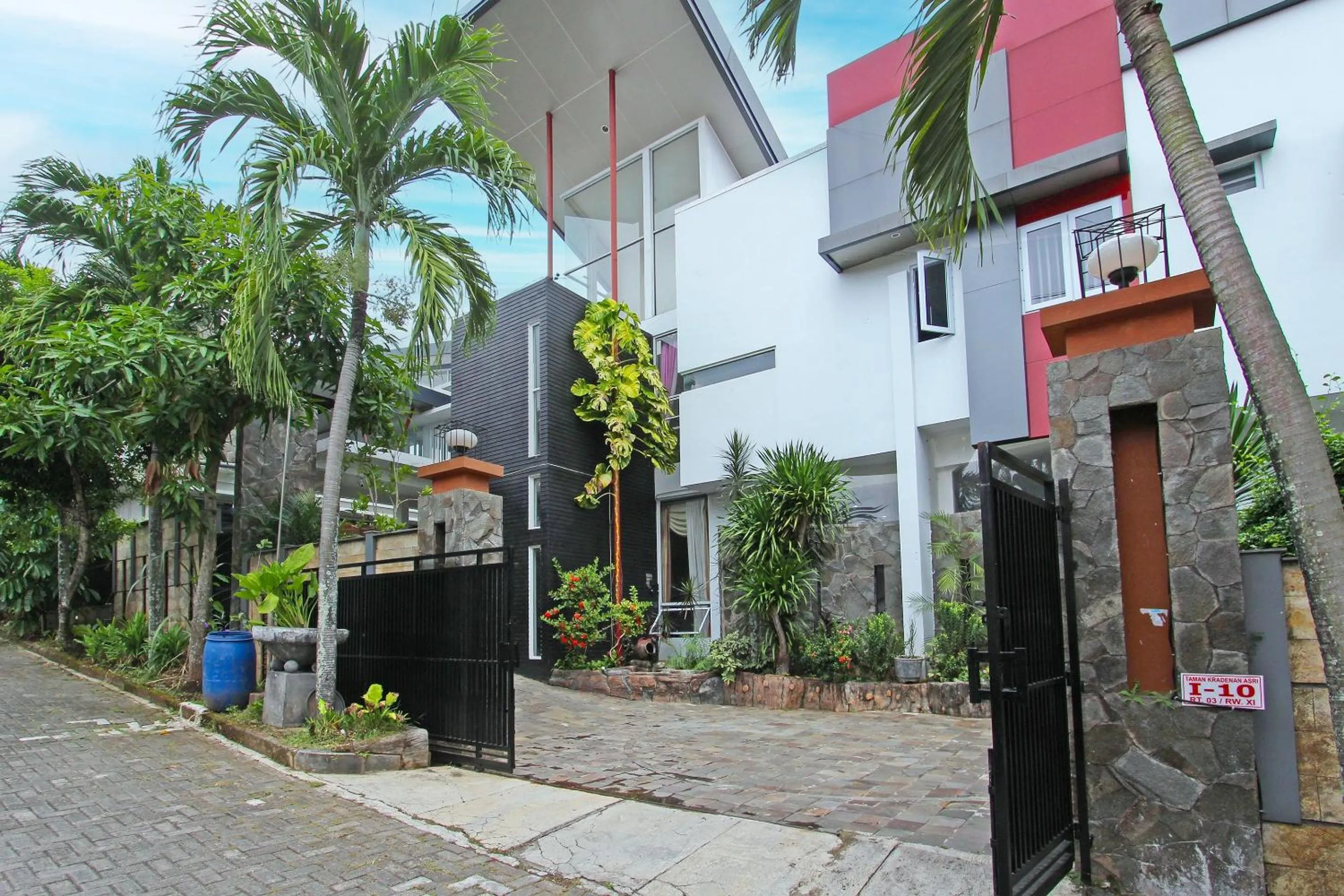 Facade/entrance in Capital O 91665 D'prof Exclusive Guesthouse