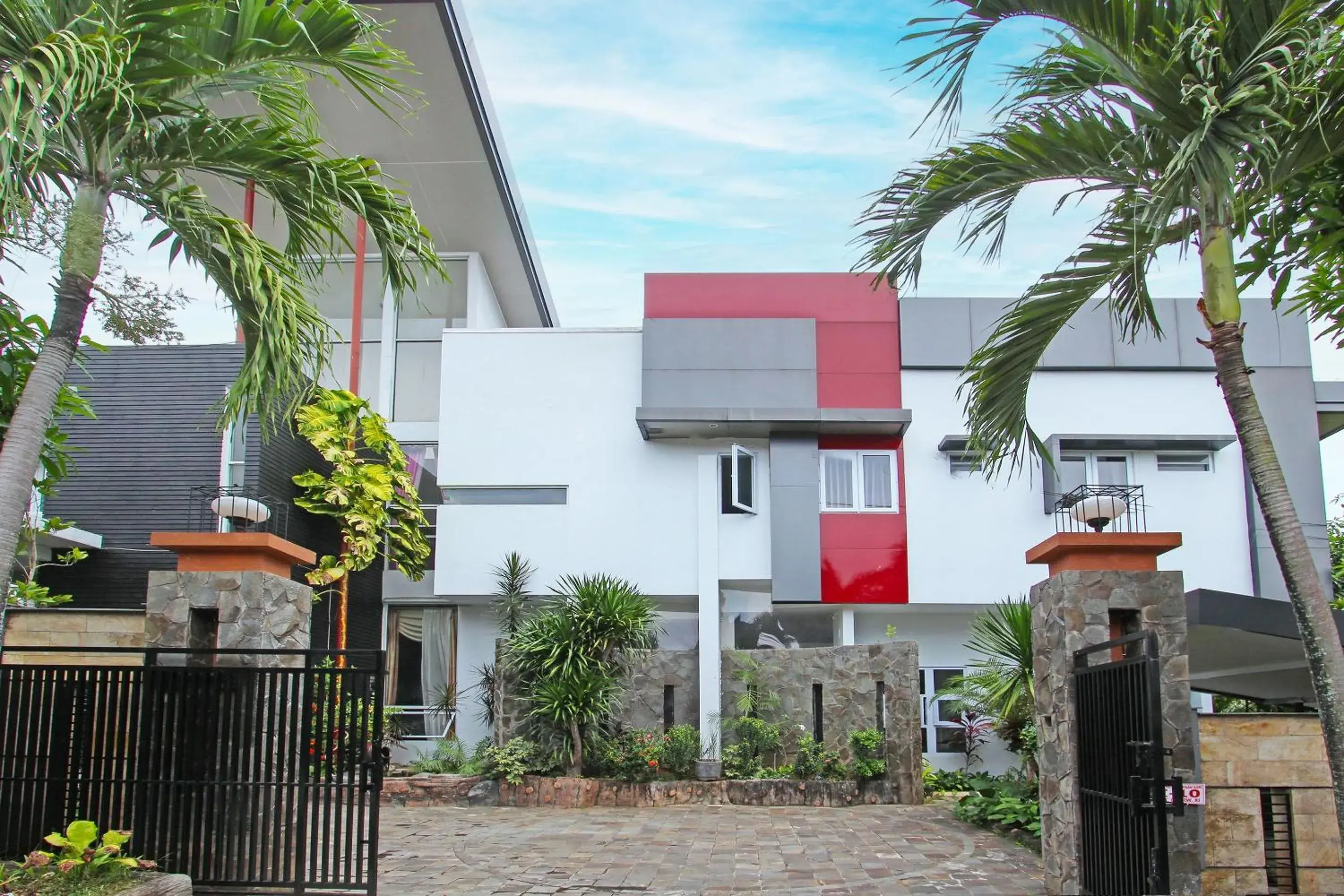 Facade/entrance in Capital O 91665 D'prof Exclusive Guesthouse Facade/entrance in Capital O 91665 D'prof Exclusive Guesthouse