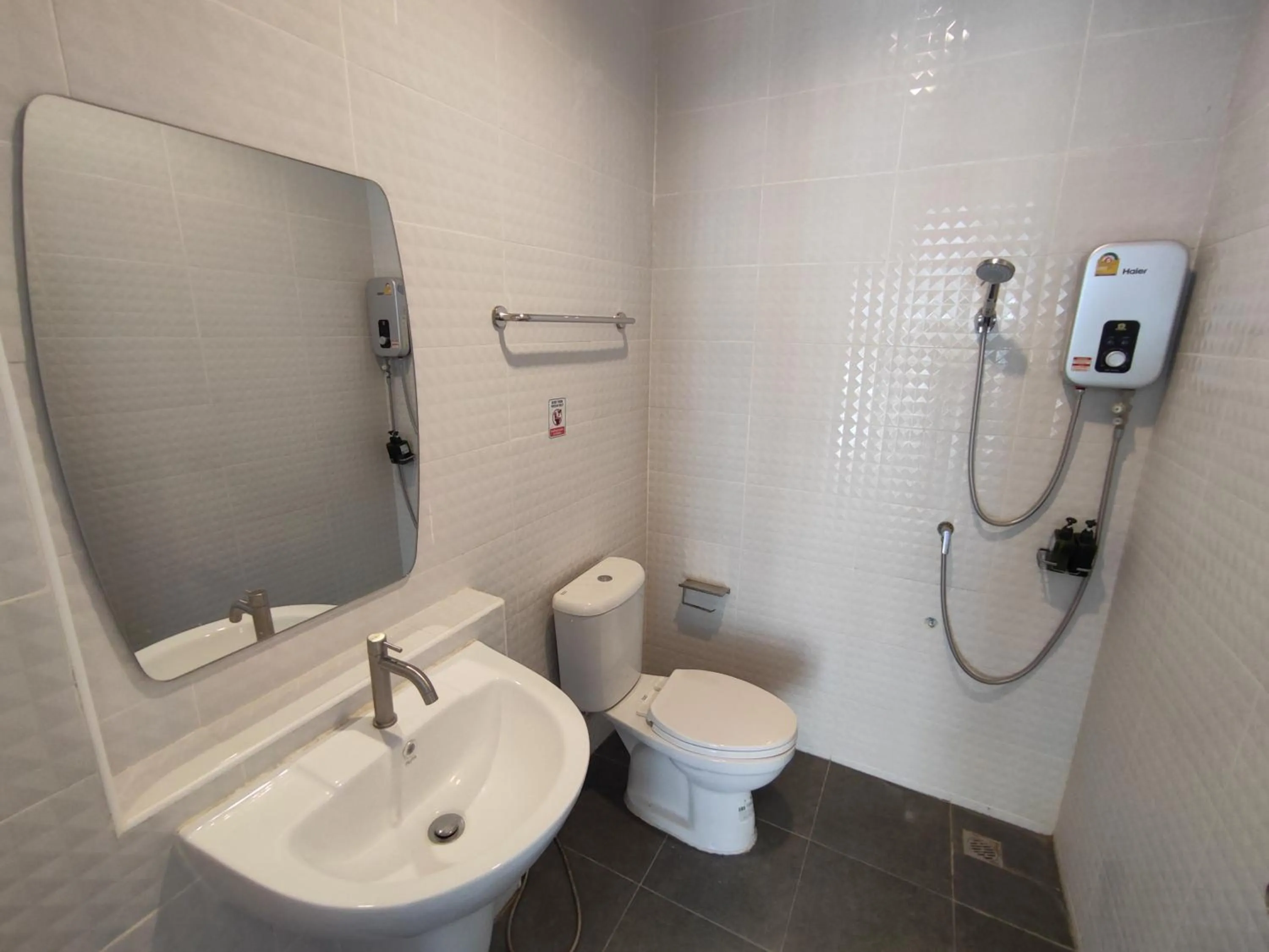 Bathroom in Life Hotel Rongkhun - White Temple Chiangrai