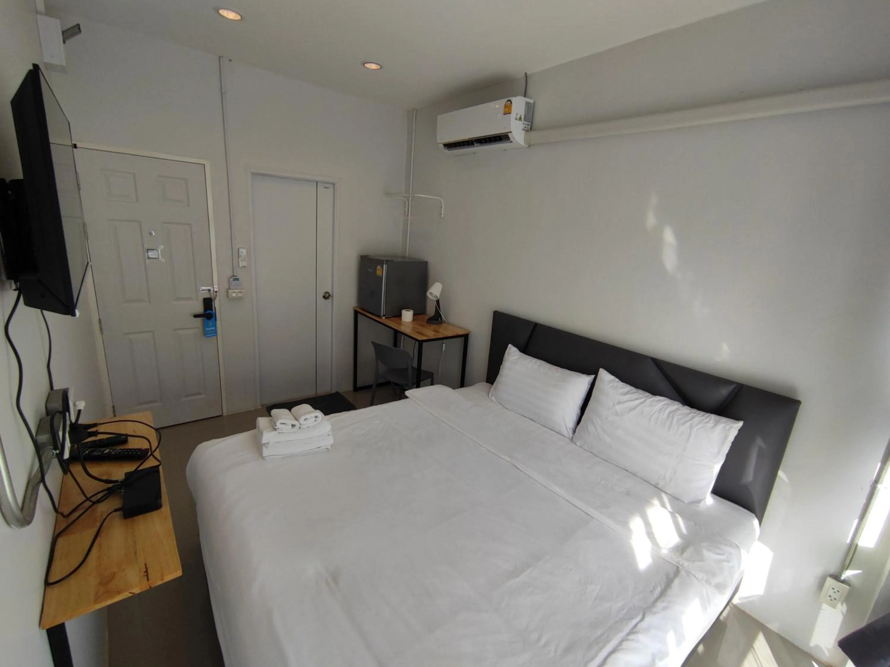 Photo of the whole room, Bed in Life Hotel Rongkhun - White Temple Chiangrai