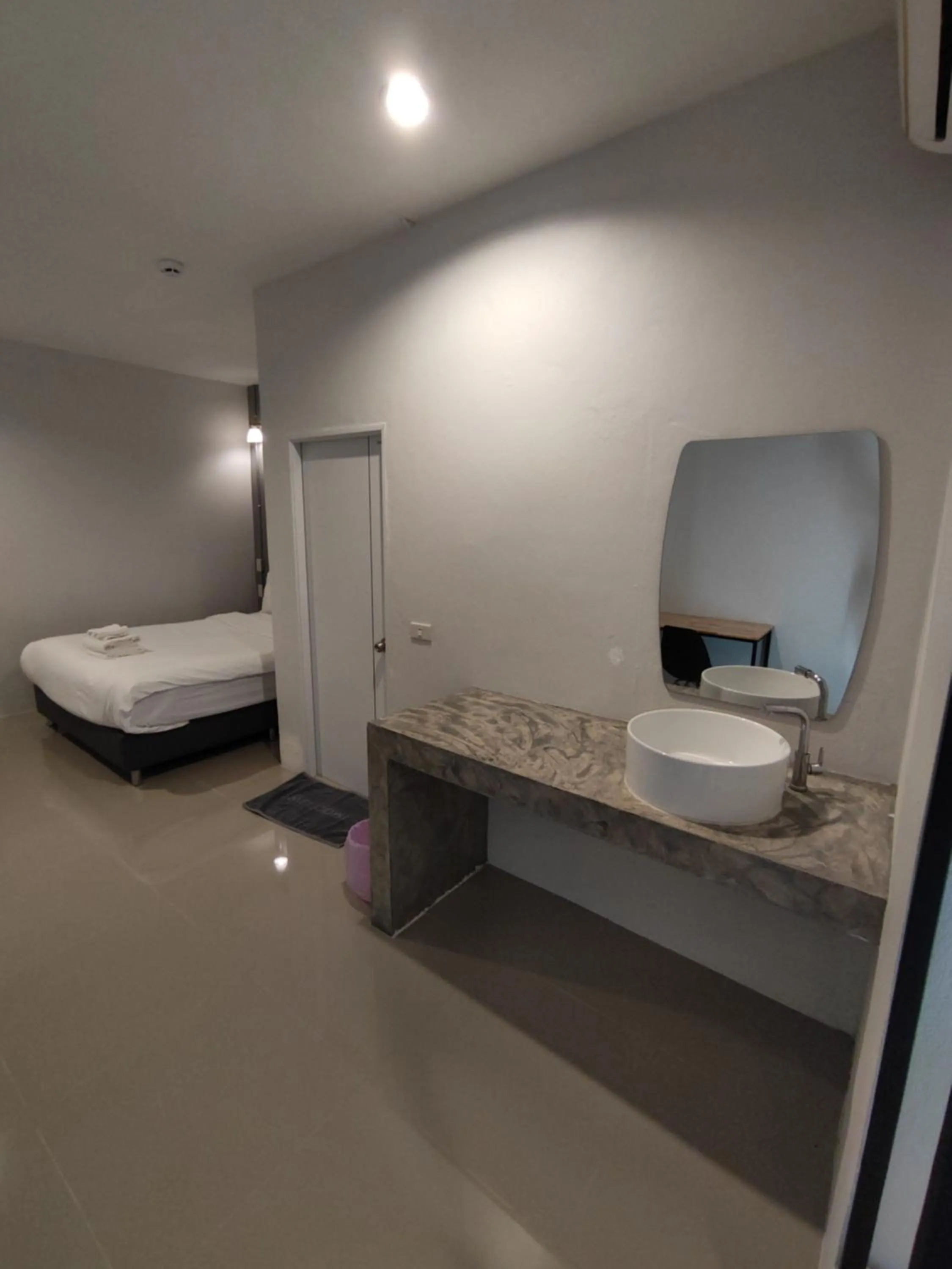 Photo of the whole room, Bed in Life Hotel Rongkhun - White Temple Chiangrai