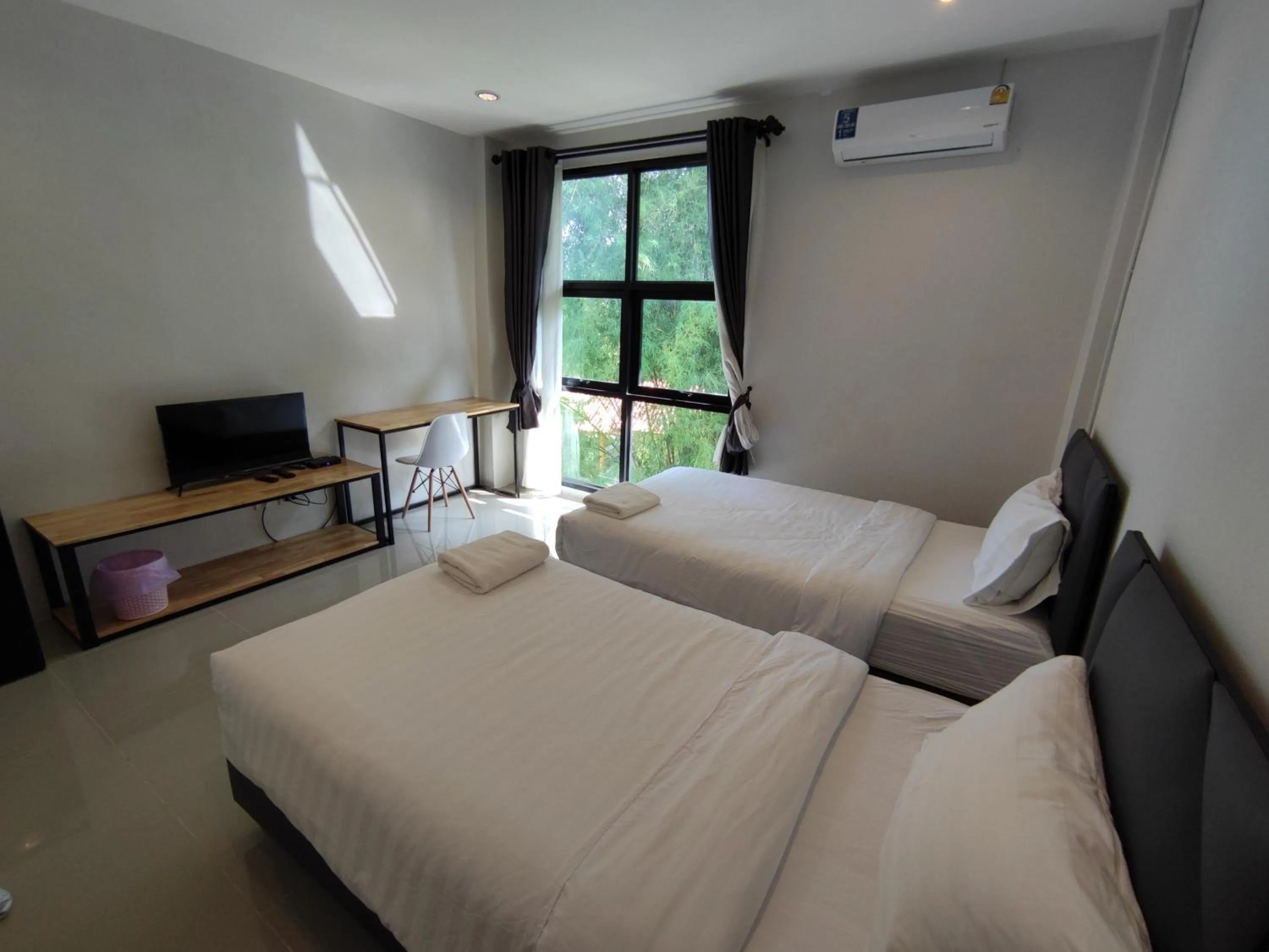 Photo of the whole room, Bed in Life Hotel Rongkhun - White Temple Chiangrai