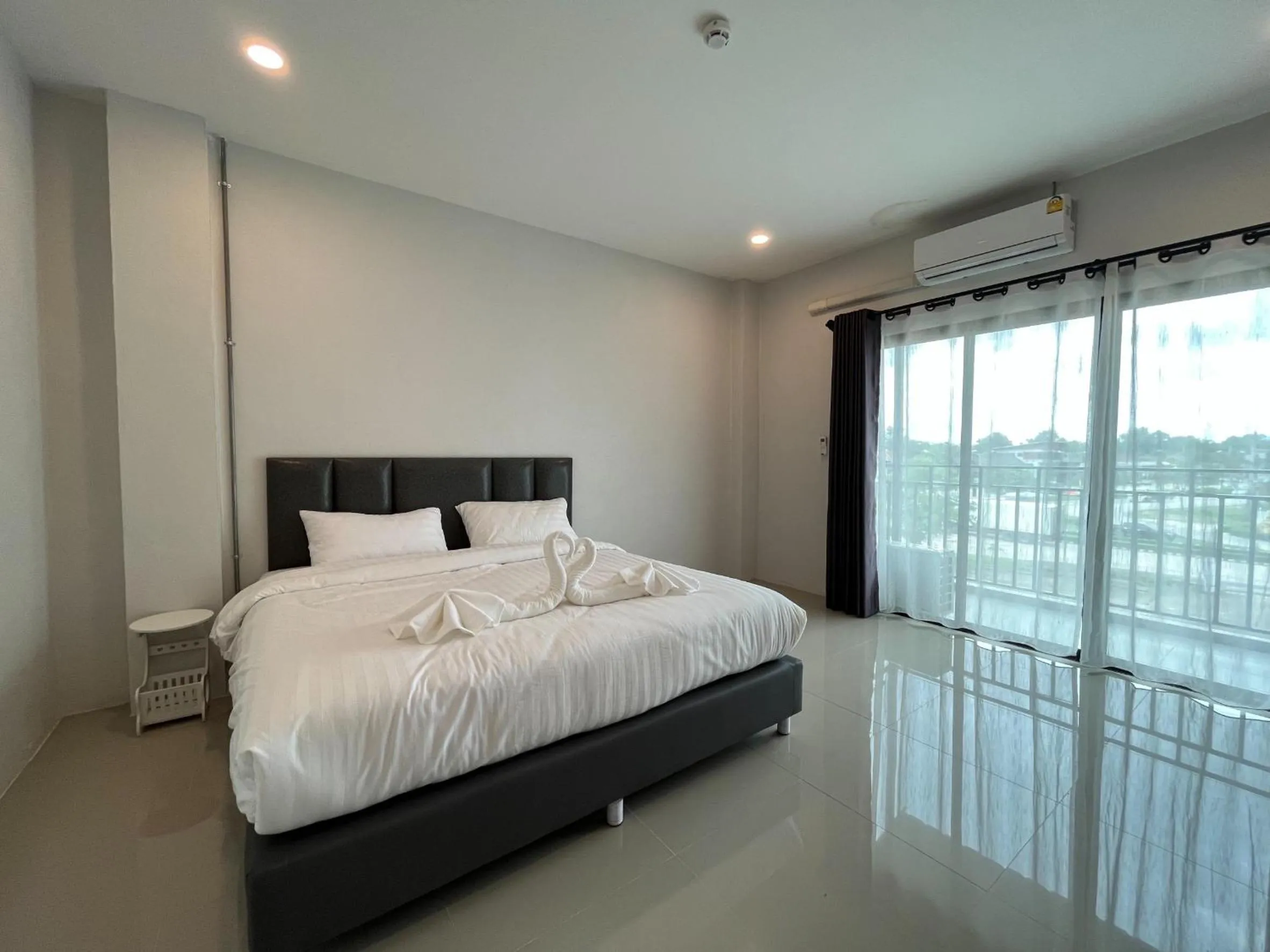 Photo of the whole room, Bed in Life Hotel Rongkhun - White Temple Chiangrai