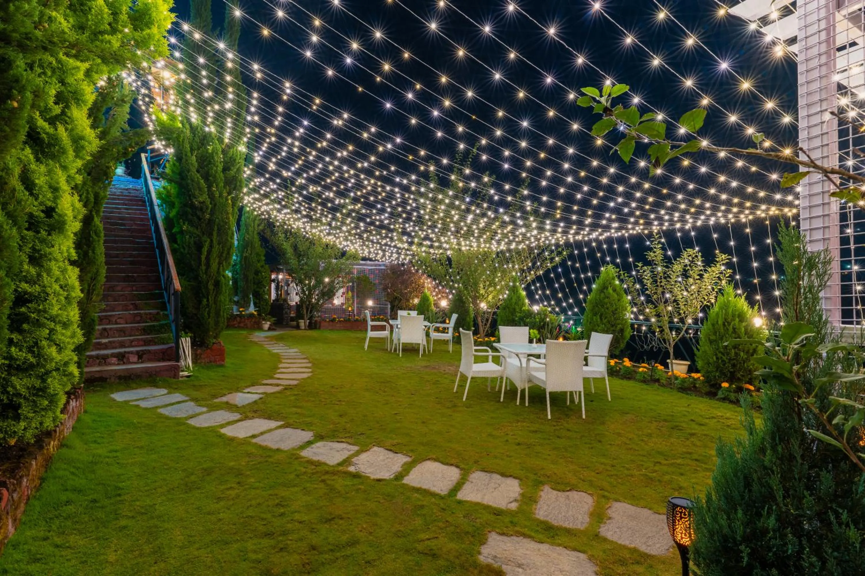 Restaurant/places to eat in The Lake Ambience Resort