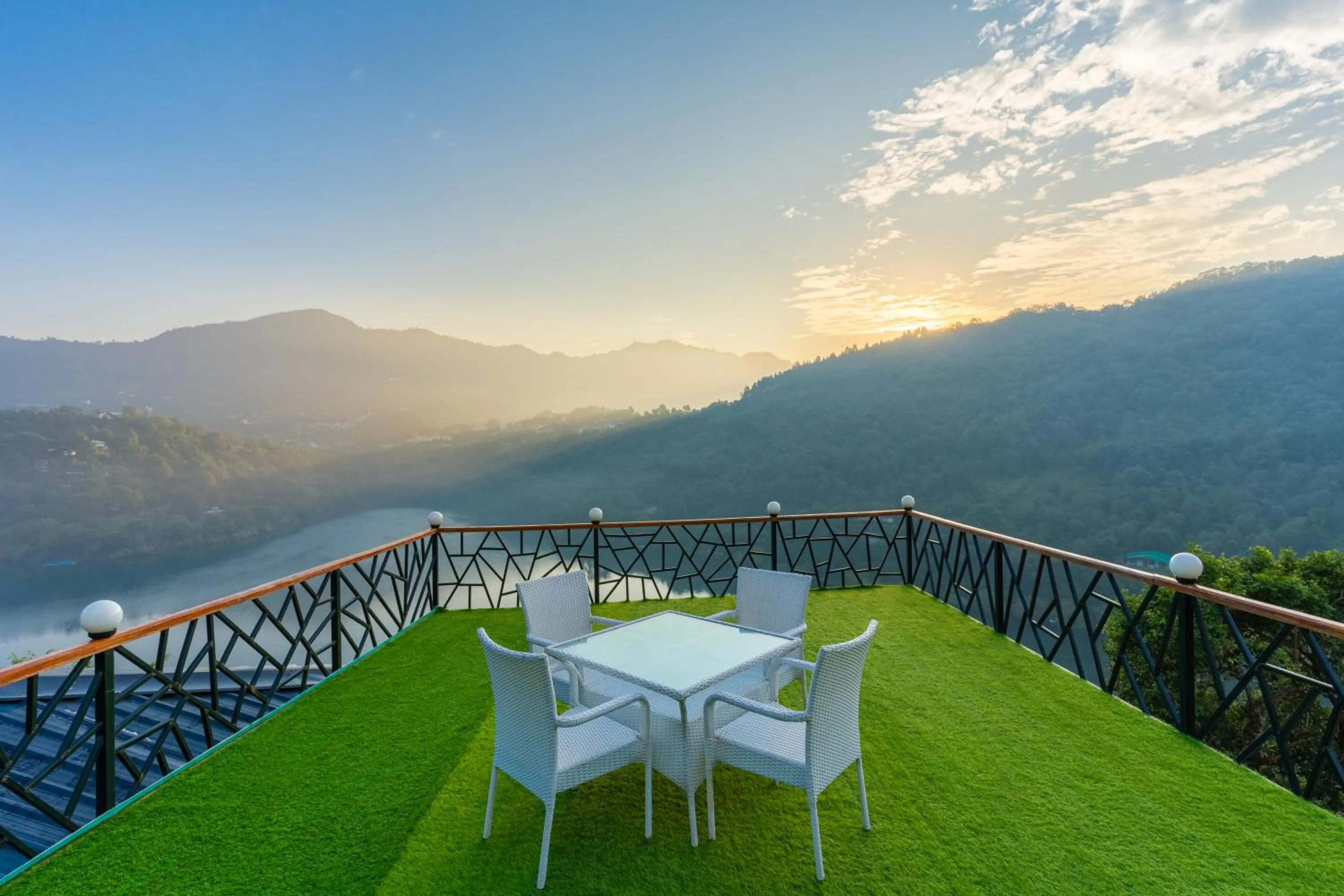 Restaurant/places to eat in The Lake Ambience Resort