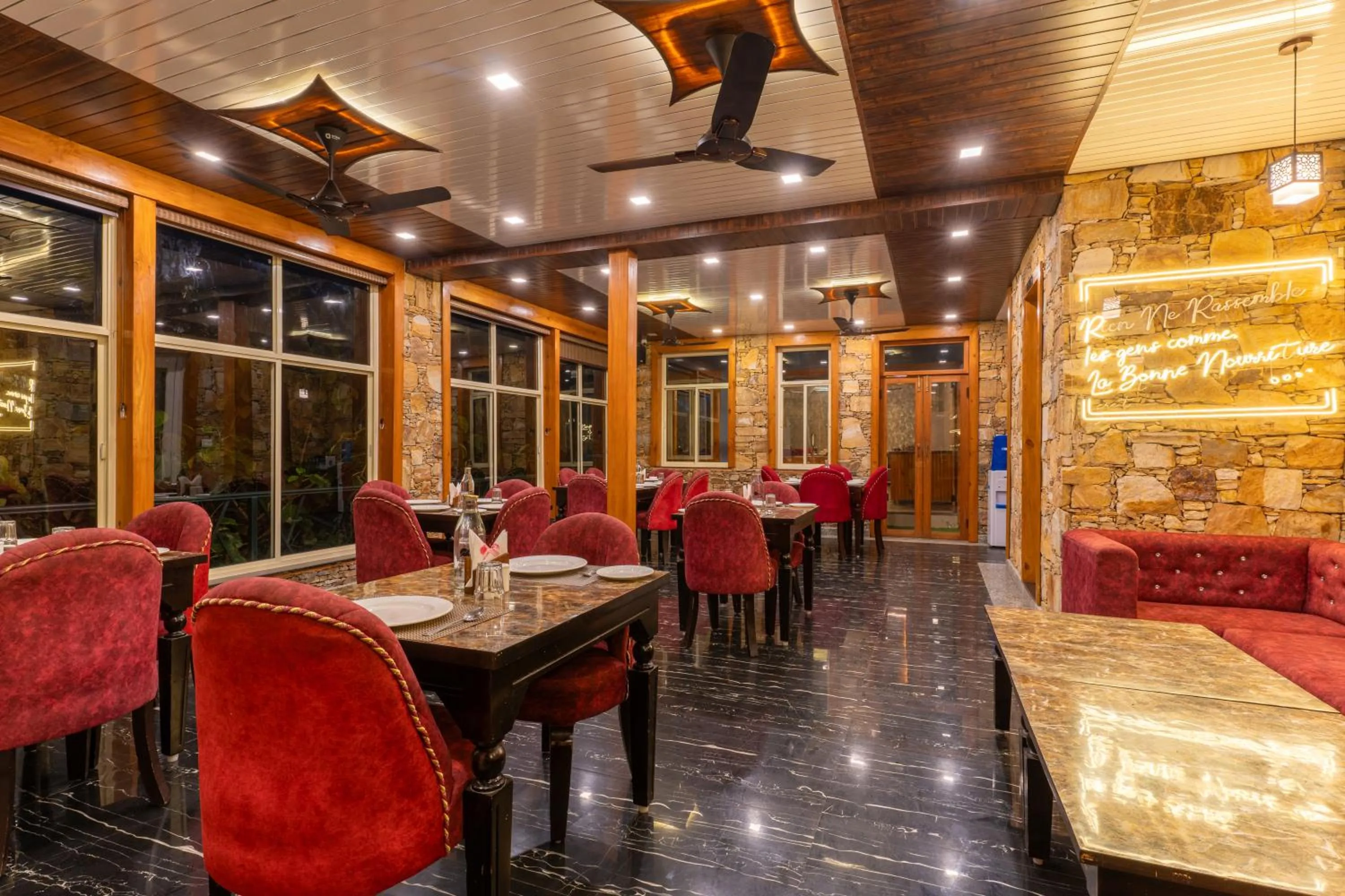 Restaurant/places to eat in The Lake Ambience Resort