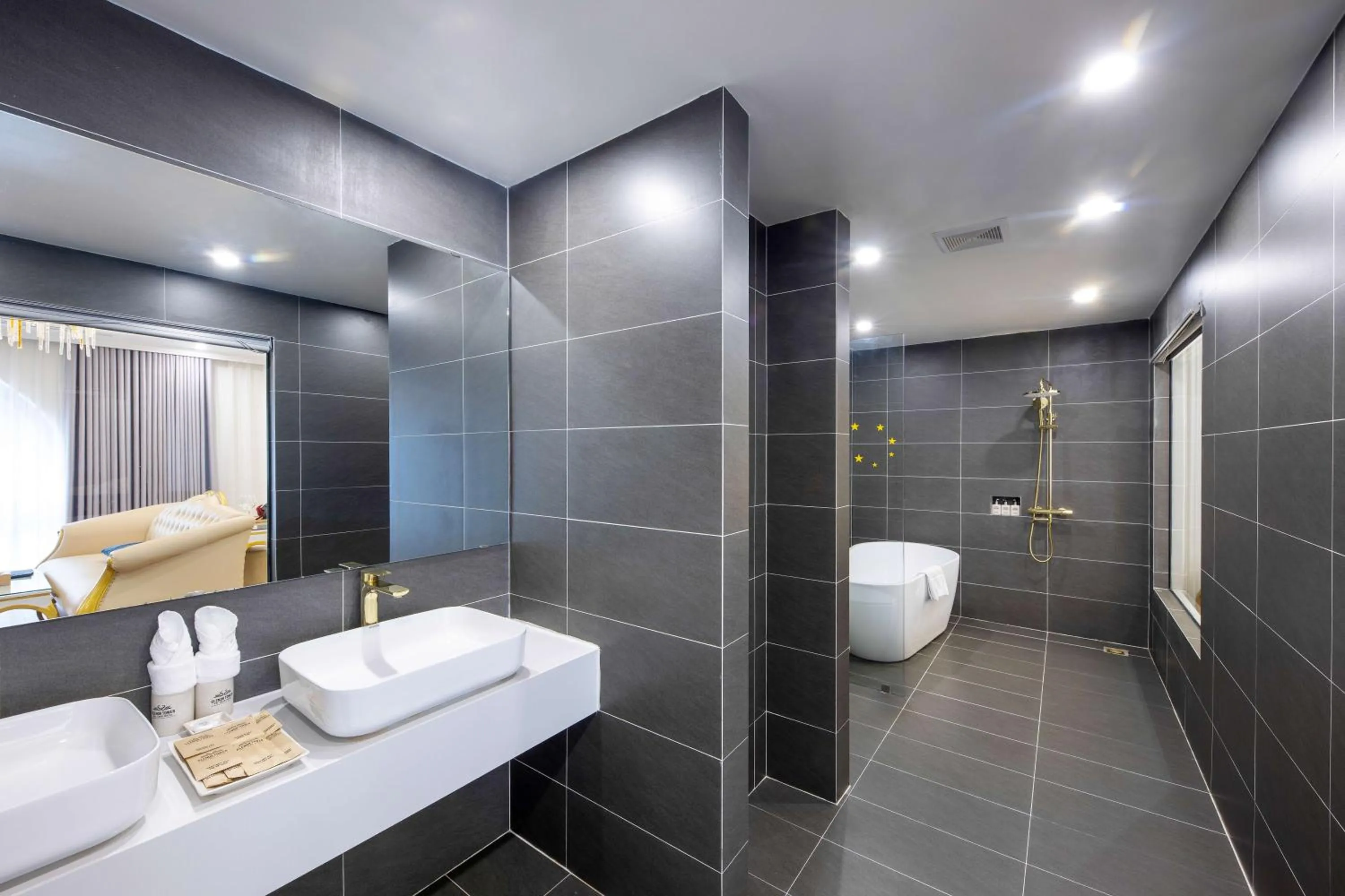 Shower in Glenda Tower Moc Chau Hotel