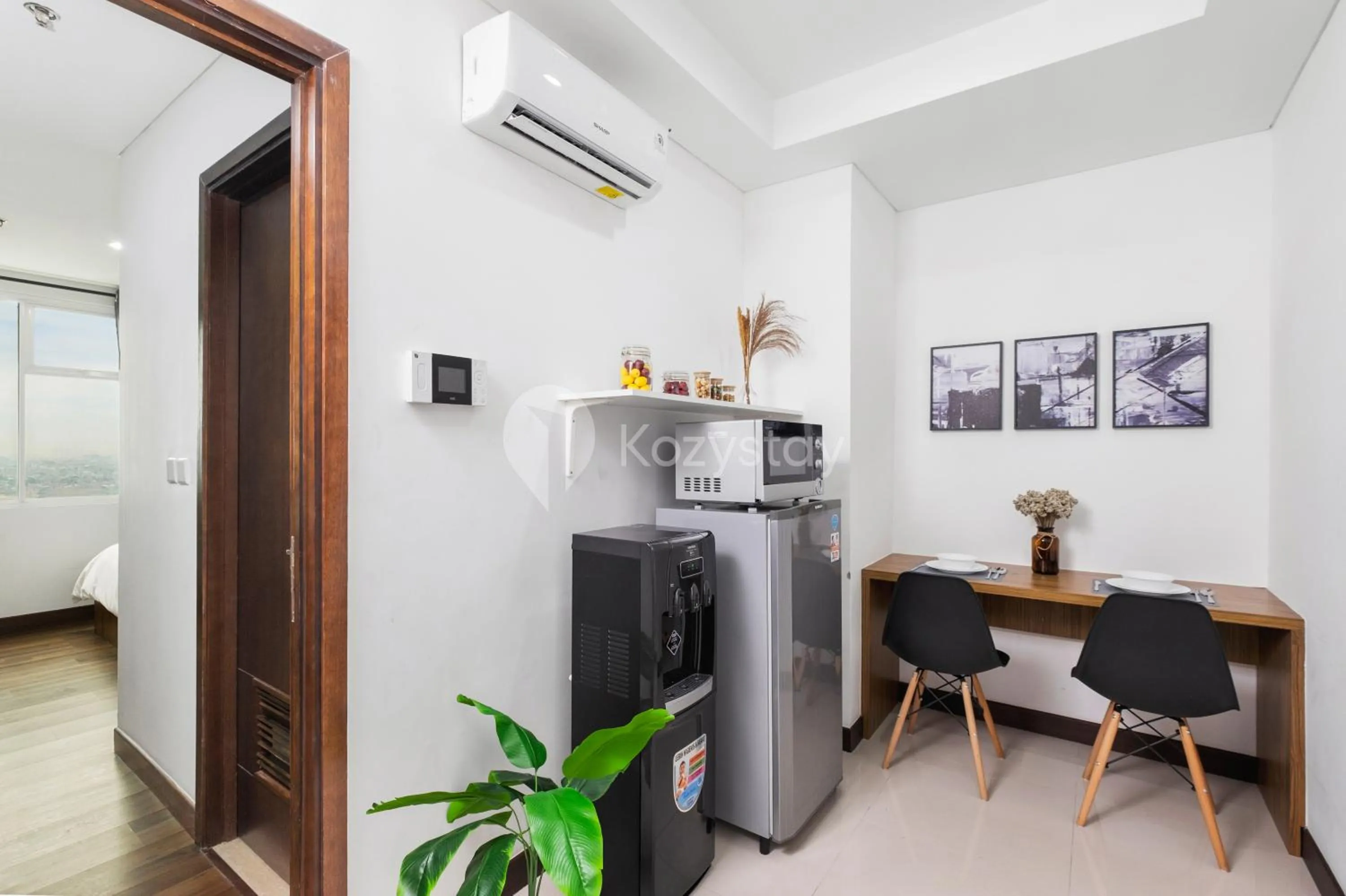 Dining area in Orchid by Kozystay - Kebon Jeruk